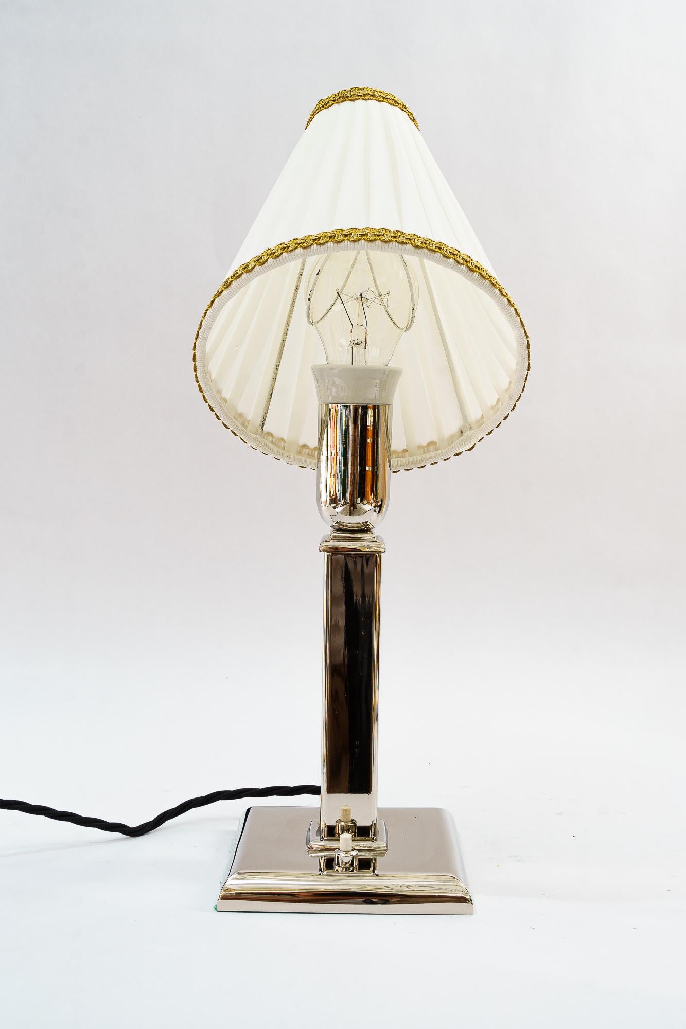 Autrichien Lampe de table Art Déco avec abat-jour en tissu vienna vers 1920 en vente