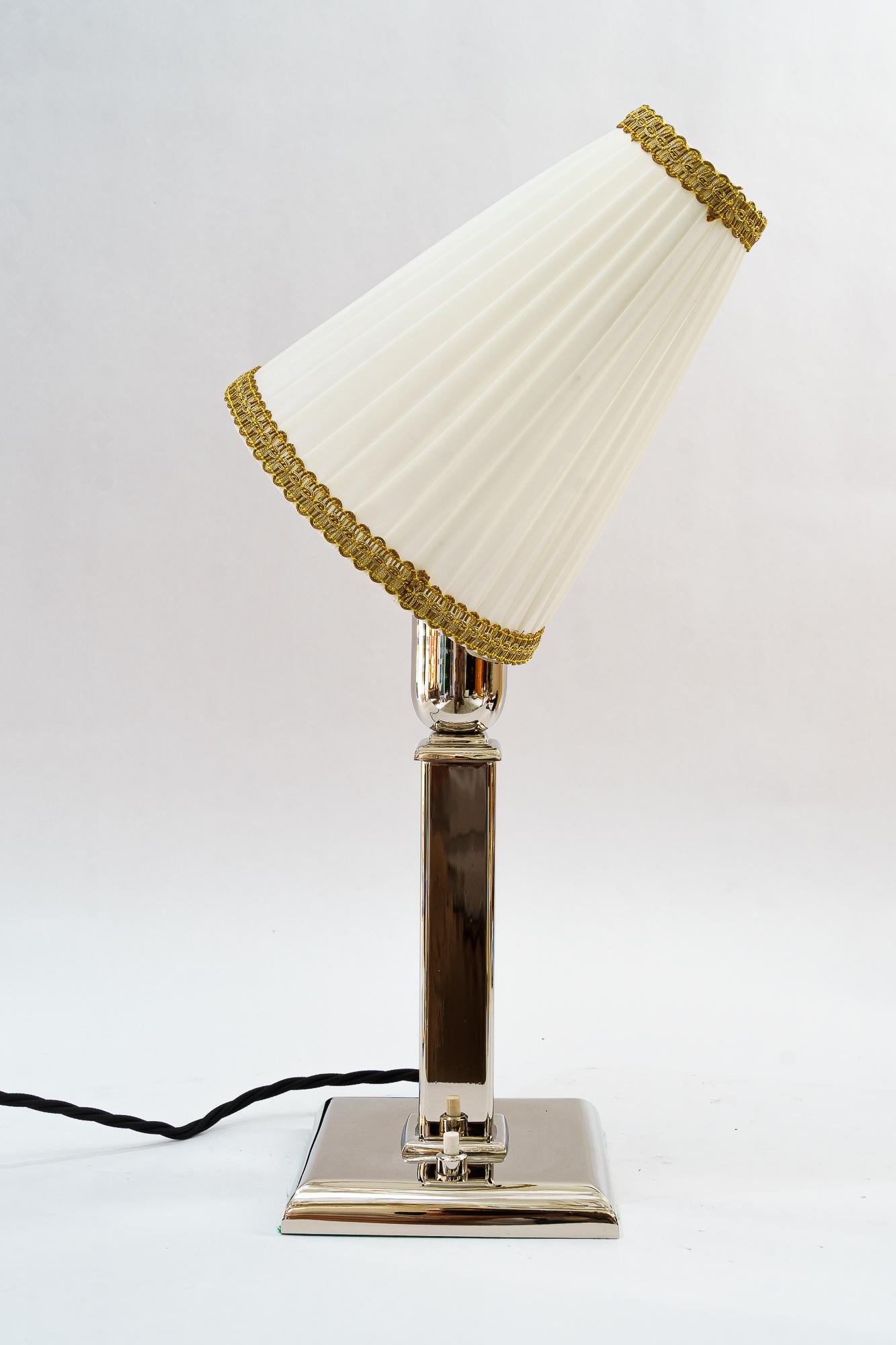 Plaqué Lampe de table Art Déco avec abat-jour en tissu vienna vers 1920 en vente