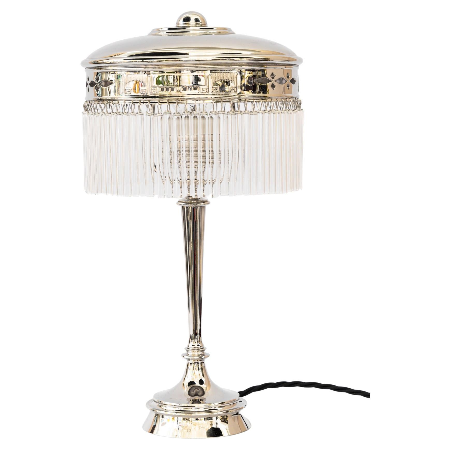 Lampada da tavolo Art déco placcata in nichel con bacchette in vetro vienna anni '20 circa