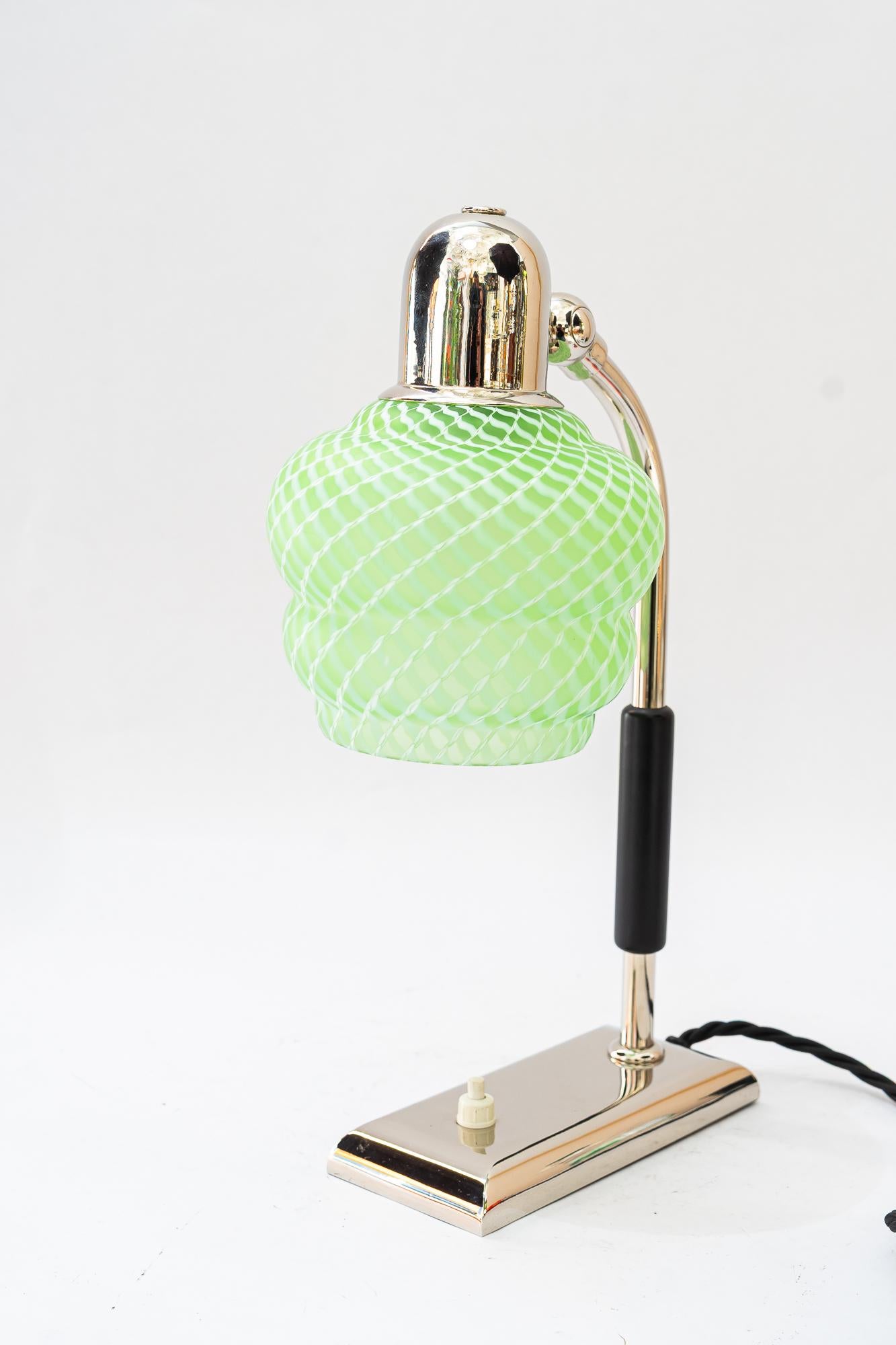 Art Deco nickel - plated table lamp with orig. antique glass shade vienna 1920s In Good Condition For Sale In Wien, AT