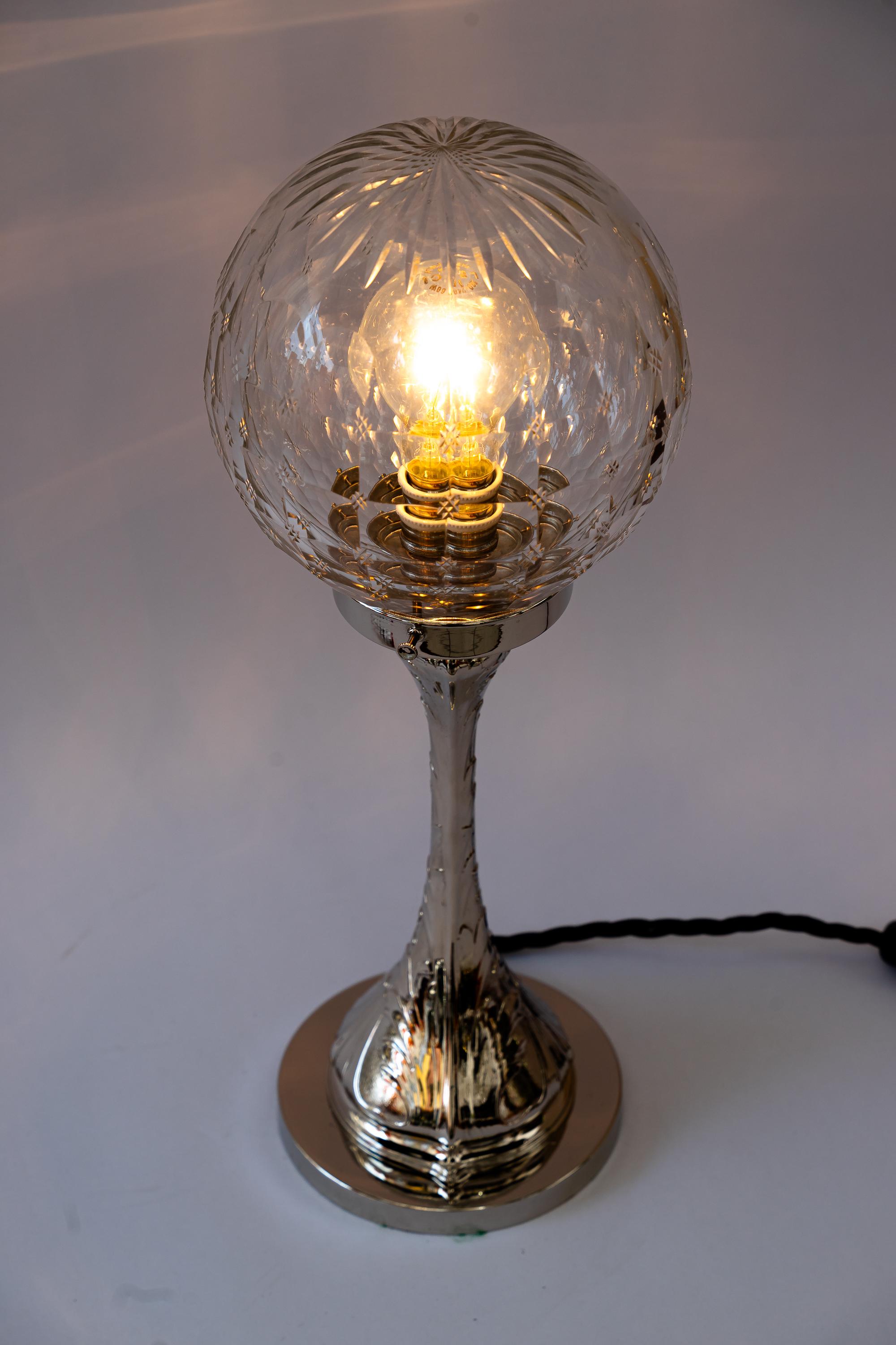 Lampe de table Art Déco en nickel-plaqué avec abat-jour en verre taillé d'origine vienna années 1920 en vente 2