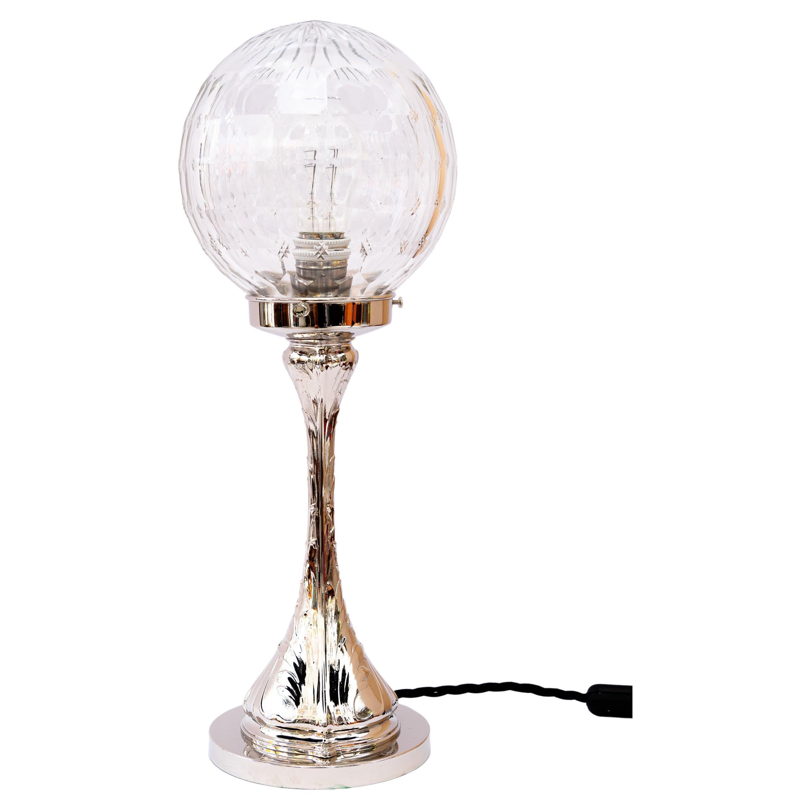 Art-Déco-Tischlampe aus Nickel – versilbert mit originalem geschliffenem Glasschirm Vienna, 1920er Jahre