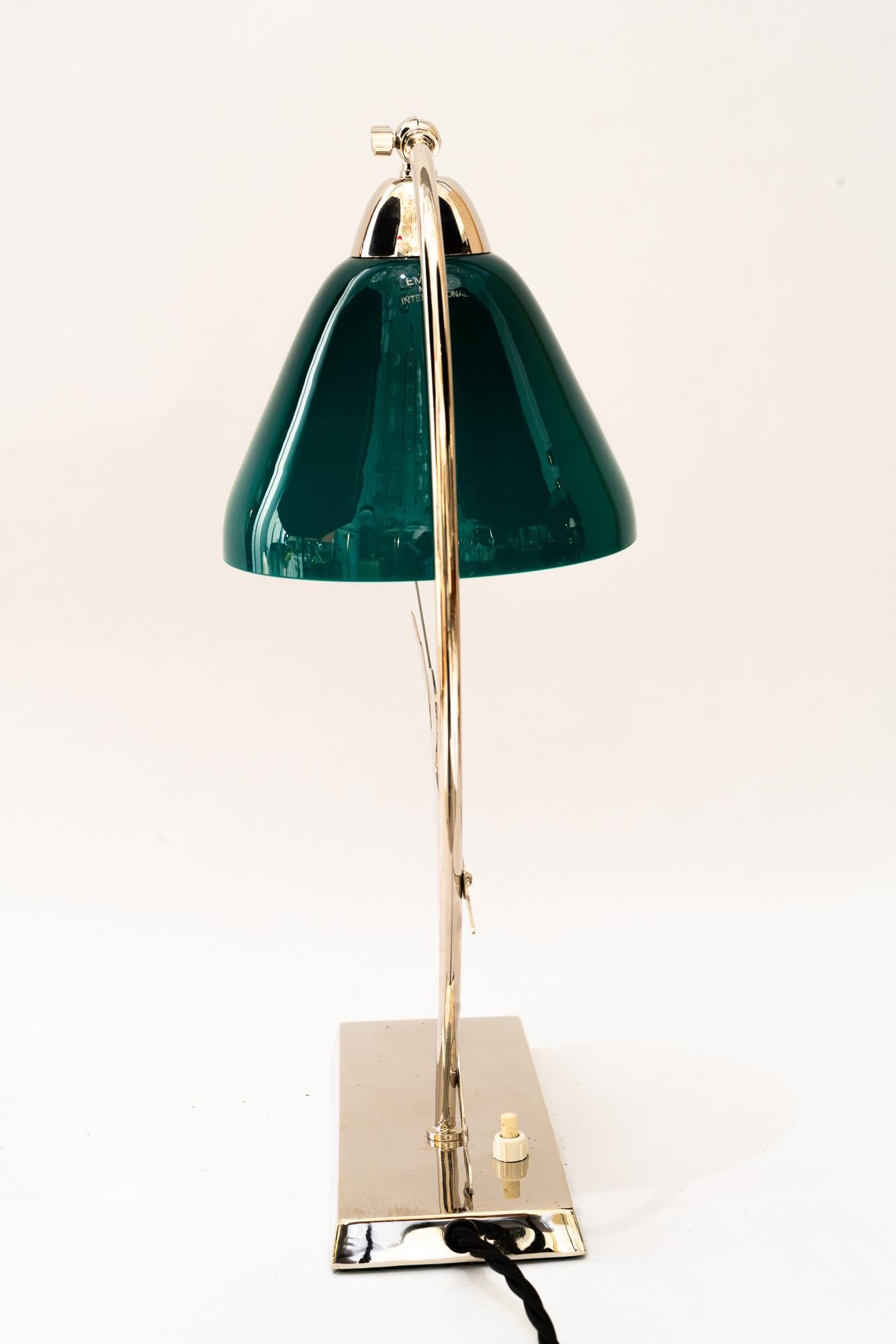 Art Deco vernickelte Tischlampe mit original Opalglas Wien um 1920er Jahre (Art déco) im Angebot