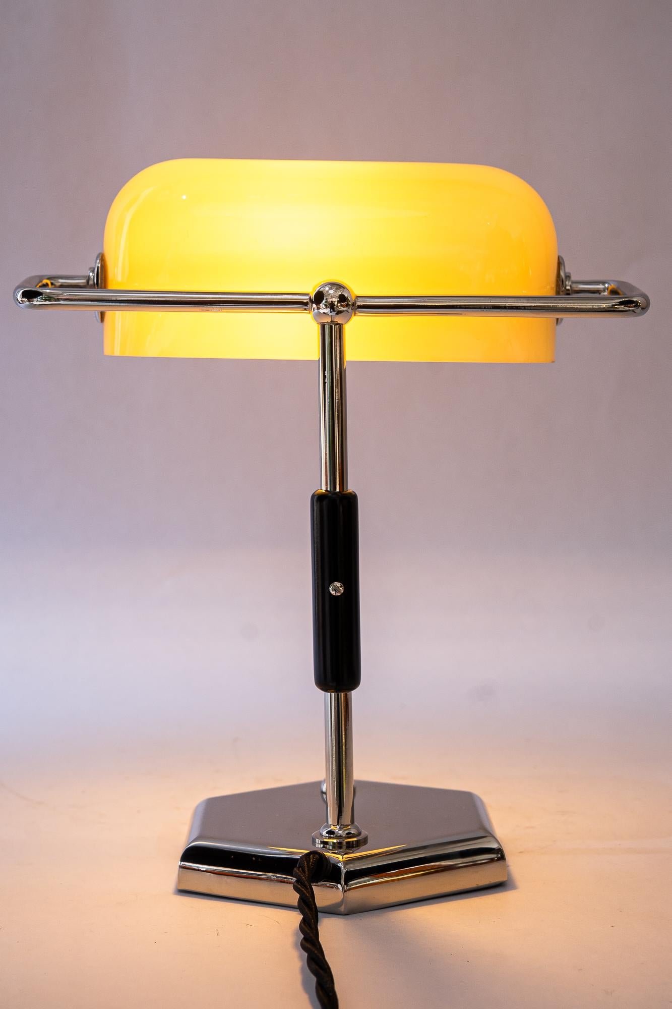 Lampe de table Art déco nickelée avec abat-jour en verre opalin d'origine années 1920 en vente 3