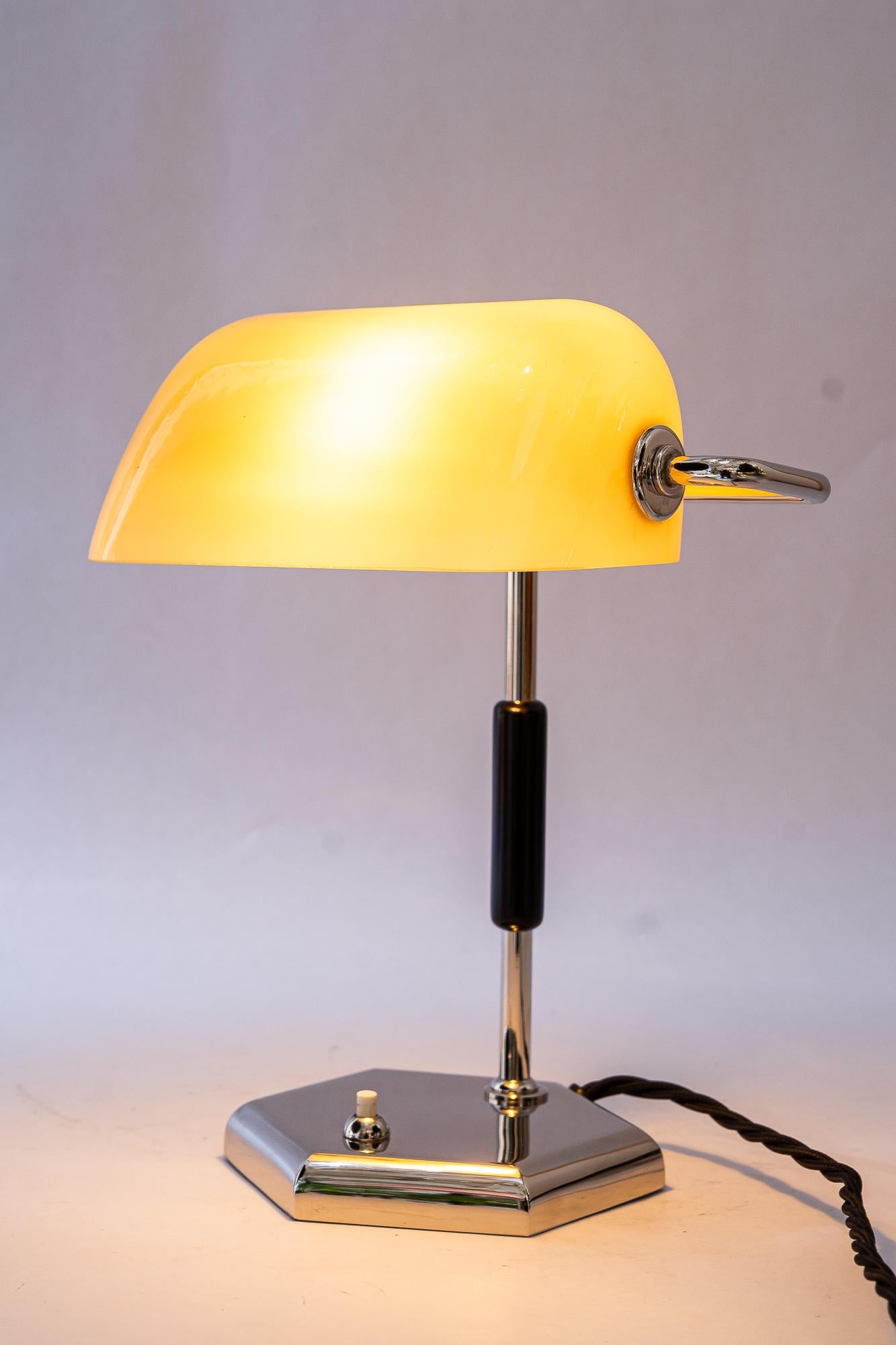 Lampe de table Art déco nickelée avec abat-jour en verre opalin d'origine années 1920 en vente 4