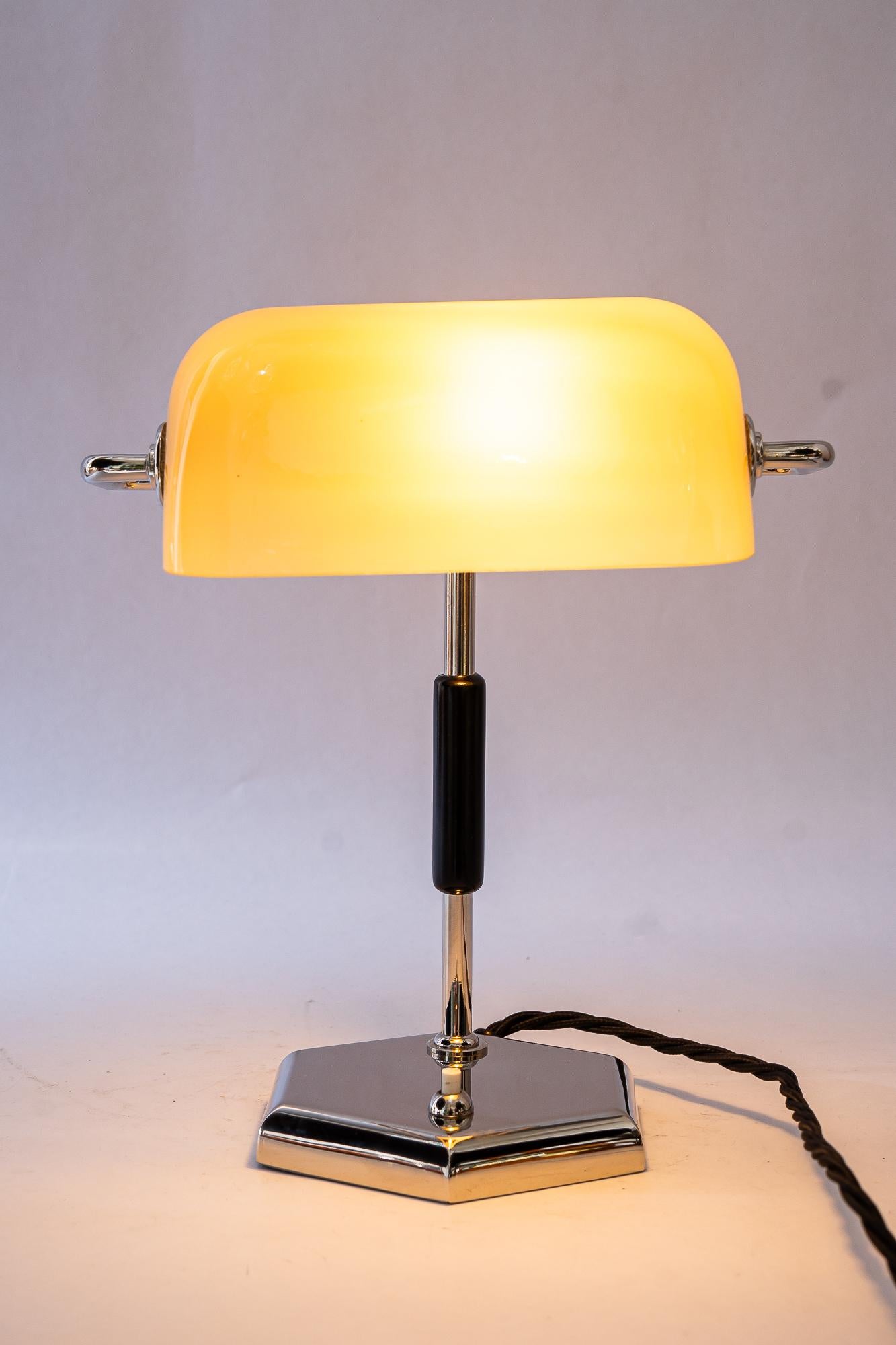 Lampe de table Art déco nickelée avec abat-jour en verre opalin d'origine années 1920 en vente 5