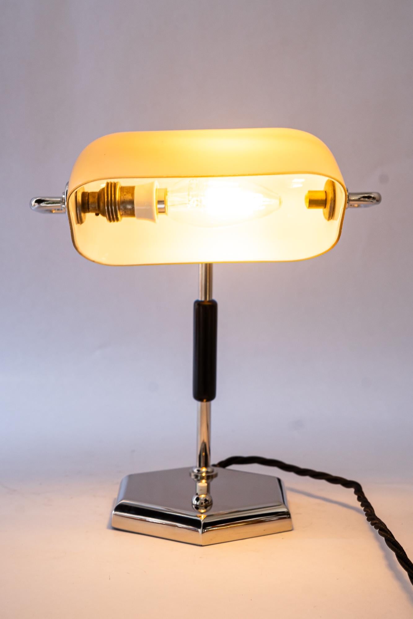 Lampe de table Art déco nickelée avec abat-jour en verre opalin d'origine années 1920 en vente 6