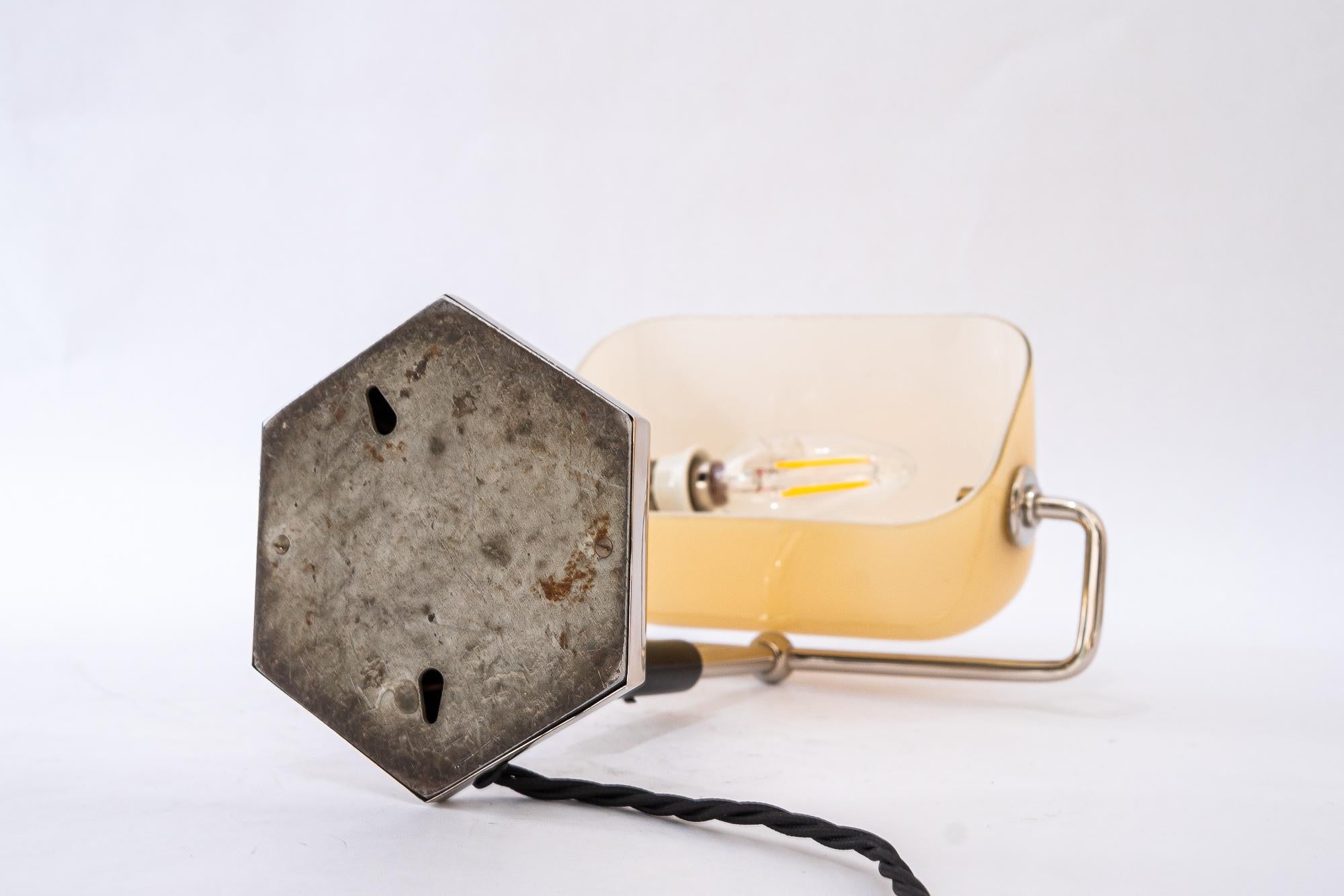 Lampe de table Art déco nickelée avec abat-jour en verre opalin d'origine années 1920 en vente 7
