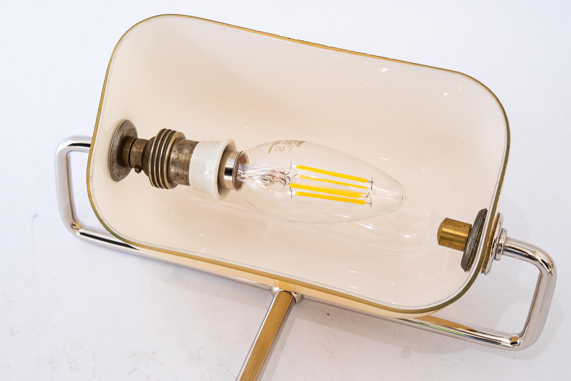 Lampe de table Art déco nickelée avec abat-jour en verre opalin d'origine années 1920 en vente 8