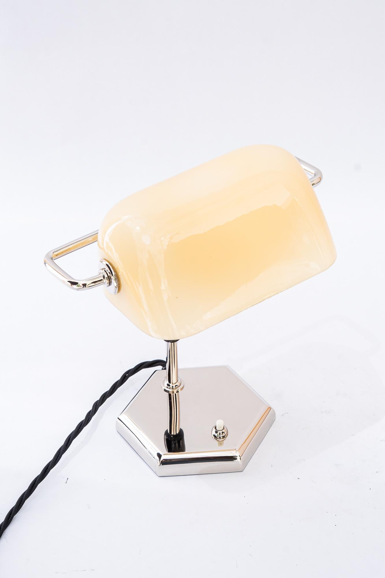 Lampe de table Art déco nickelée avec abat-jour en verre opalin d'origine années 1920
Etat original