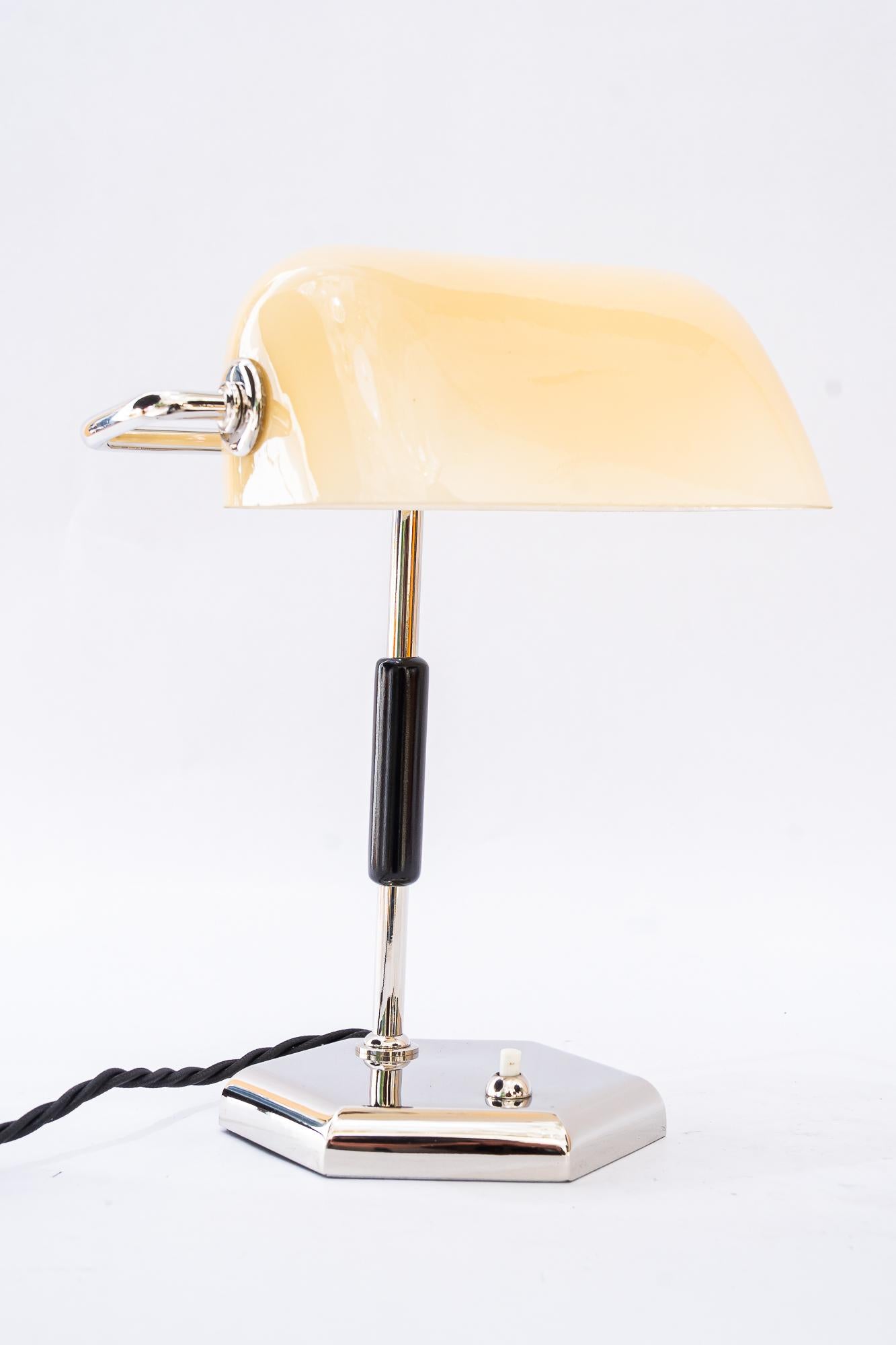 Autrichien Lampe de table Art déco nickelée avec abat-jour en verre opalin d'origine années 1920 en vente