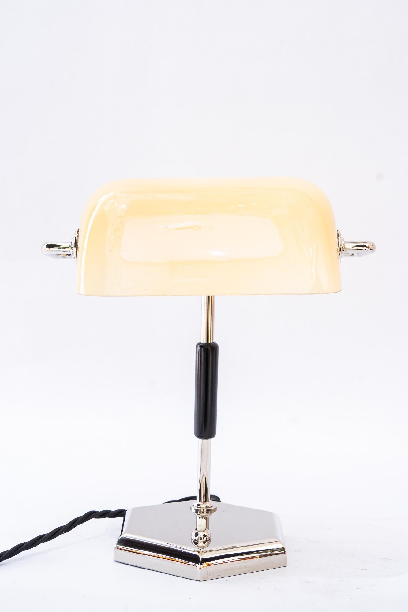 Plaqué Lampe de table Art déco nickelée avec abat-jour en verre opalin d'origine années 1920 en vente