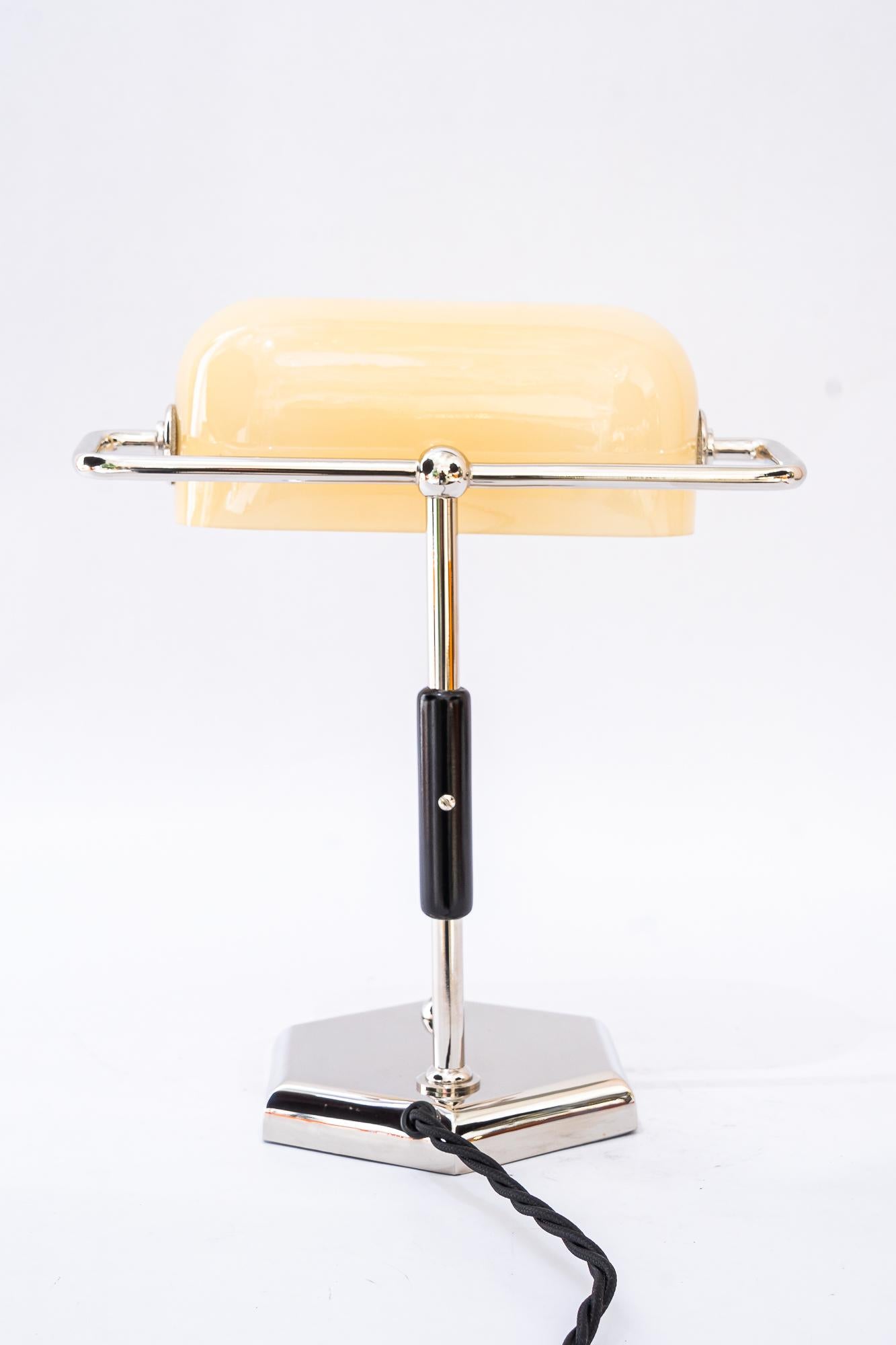 Début du 20ème siècle Lampe de table Art déco nickelée avec abat-jour en verre opalin d'origine années 1920 en vente