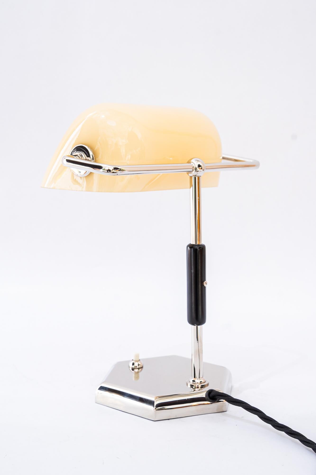 Nickel Lampe de table Art déco nickelée avec abat-jour en verre opalin d'origine années 1920 en vente