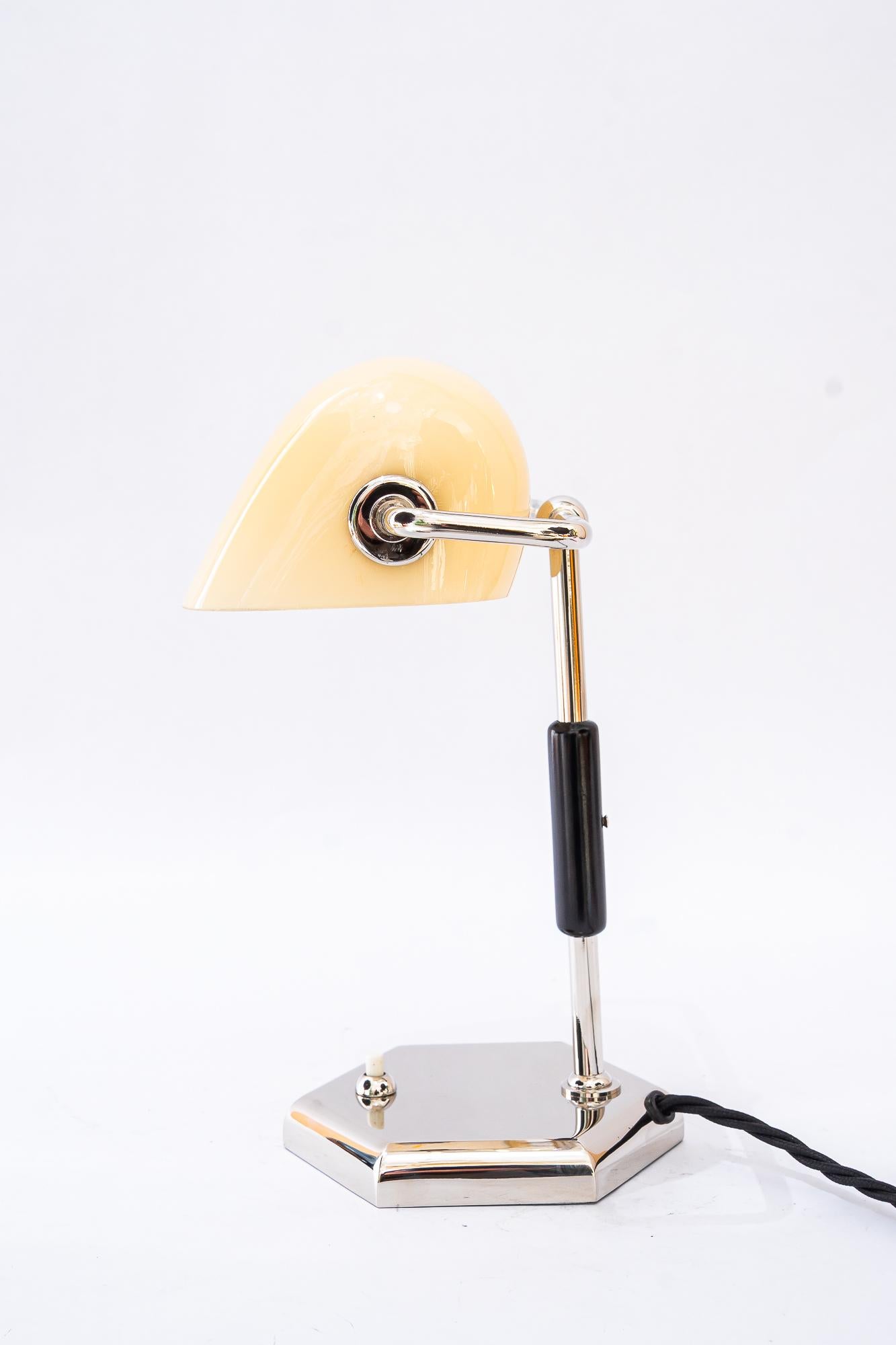 Lampe de table Art déco nickelée avec abat-jour en verre opalin d'origine années 1920 en vente 1