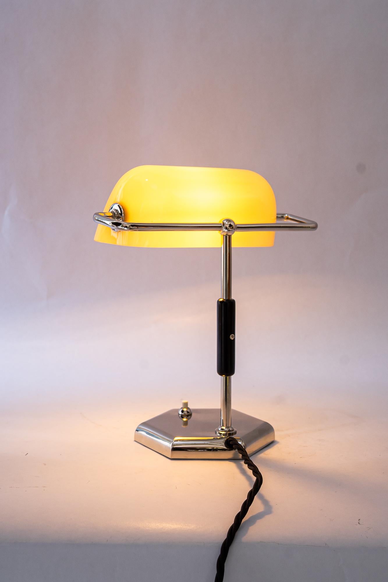 Lampe de table Art déco nickelée avec abat-jour en verre opalin d'origine années 1920 en vente 2