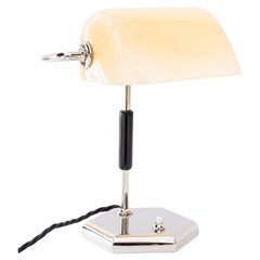 Lampada da tavolo Art déco nichelata con paralume originale in vetro opalino anni '20
