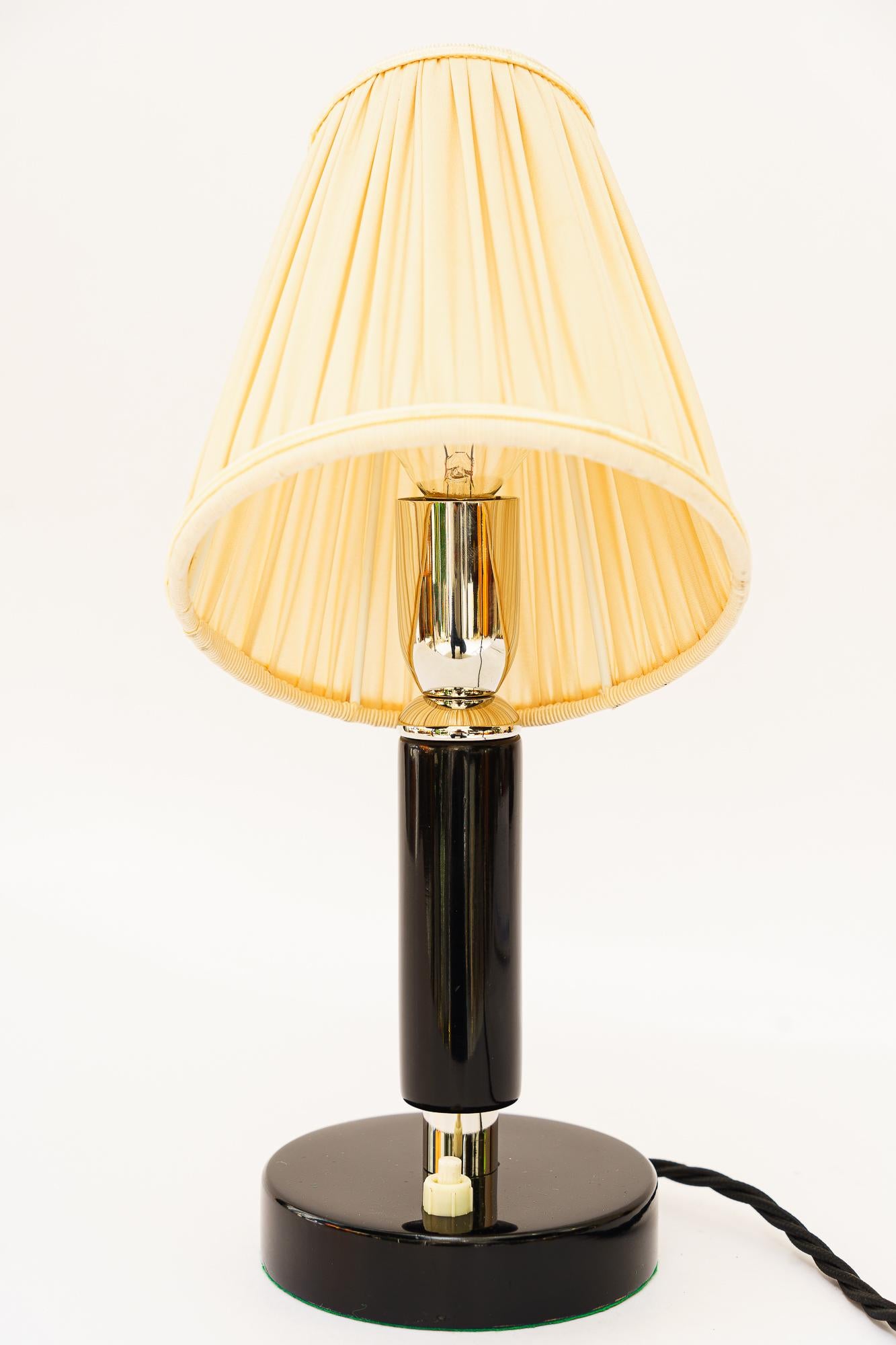 Lampe de table Art Déco en bois nickelé avec abat-jour en tissu vers les années 1920
Laiton (nickelé)
L'abat-jour en tissu est remplacé (neuf).