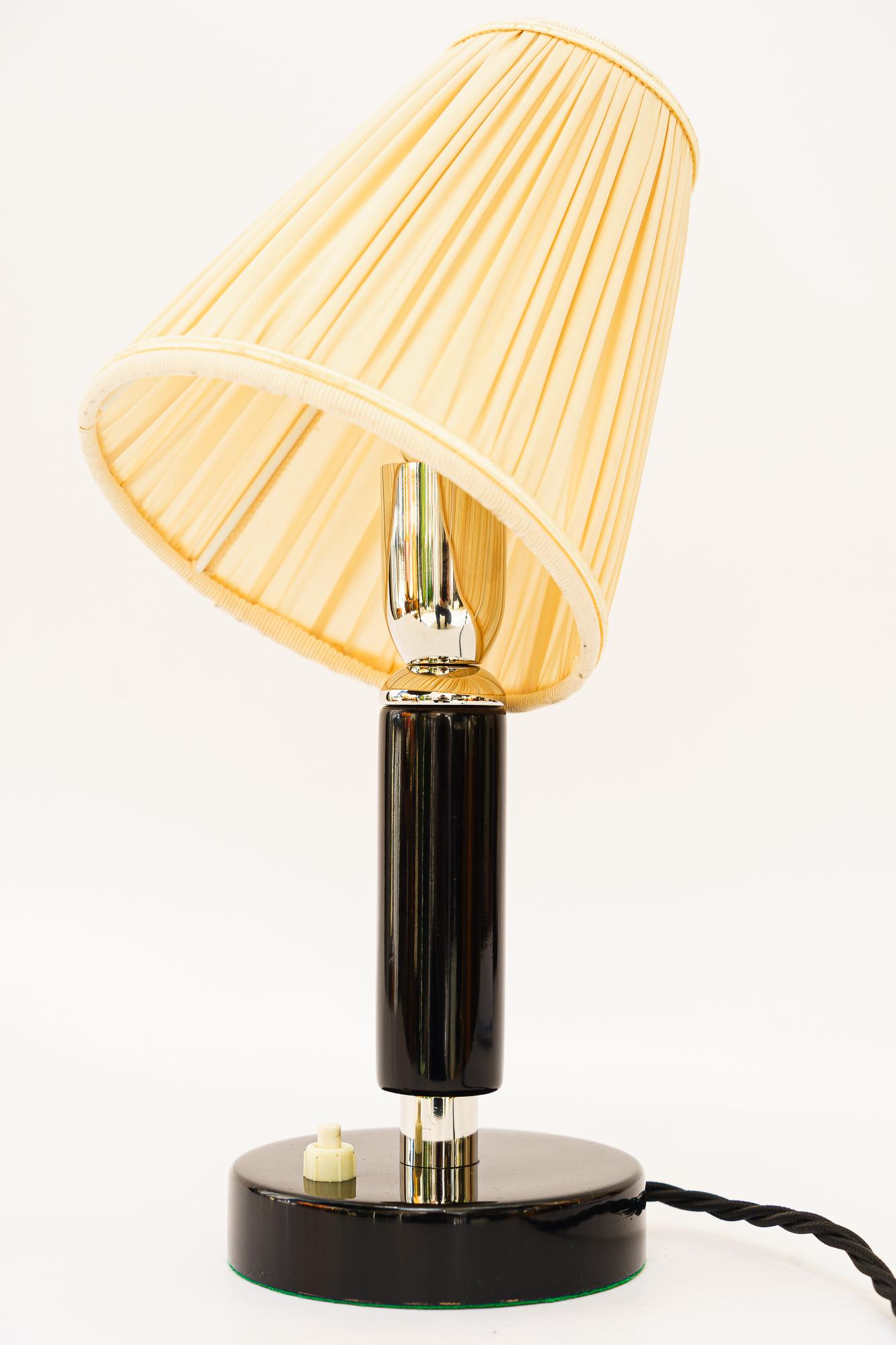Art déco Lampe de table Art Déco en bois nickelé avec abat-jour en tissu vers les années 1920 en vente