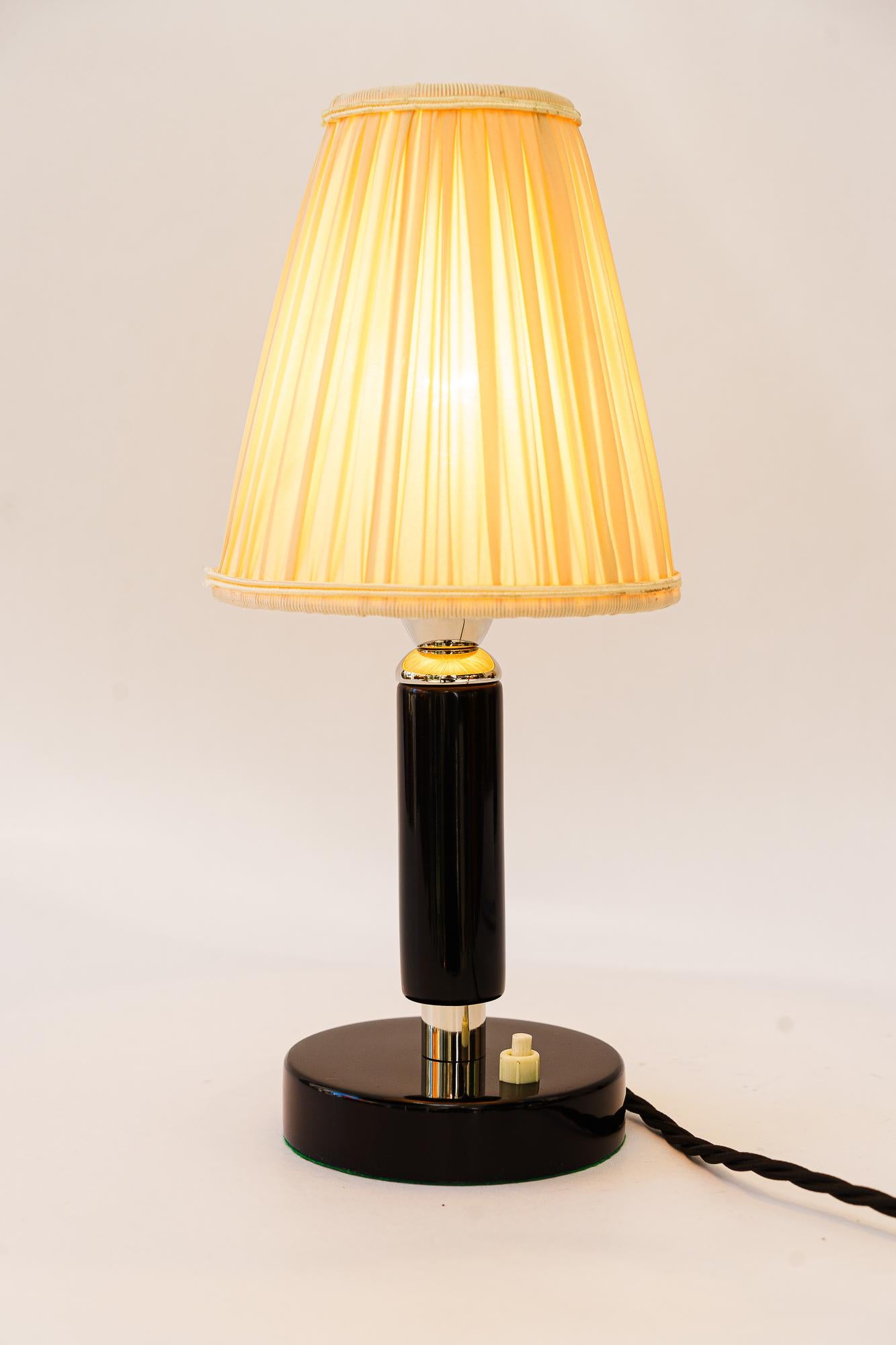 Noirci Lampe de table Art Déco en bois nickelé avec abat-jour en tissu vers les années 1920 en vente