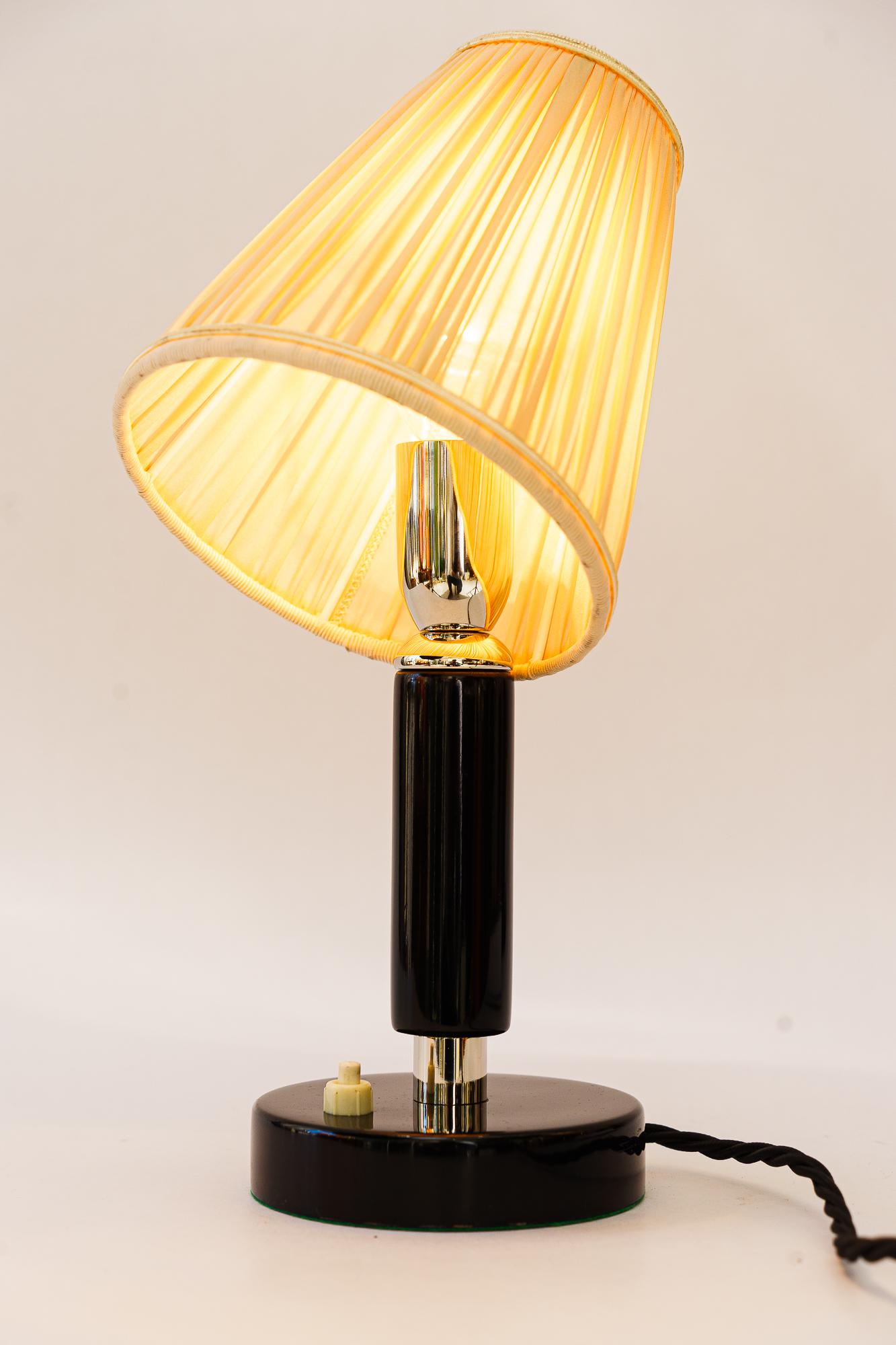 Début du 20ème siècle Lampe de table Art Déco en bois nickelé avec abat-jour en tissu vers les années 1920 en vente