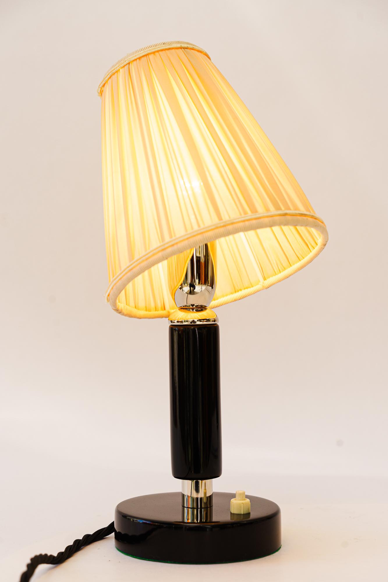 Tissu Lampe de table Art Déco en bois nickelé avec abat-jour en tissu vers les années 1920 en vente