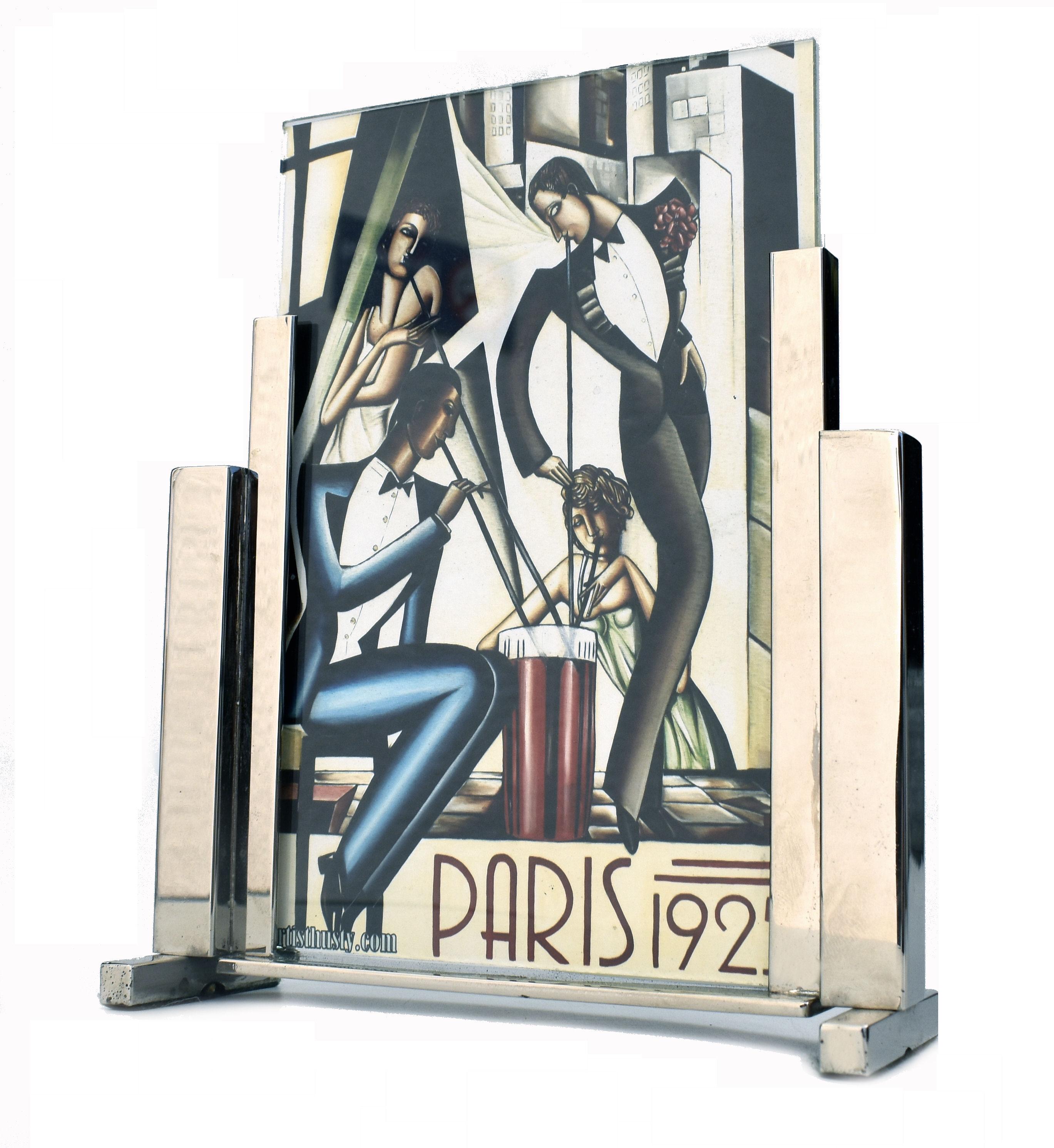 Cadre photo moderniste Art déco des années 1930 très élégant en chrome et verre. Le cadre comporte deux morceaux de verre qui s'insèrent dans le support chromé, ce qui permet d'afficher une image des deux côtés du cadre autoportant. Taille idéale et