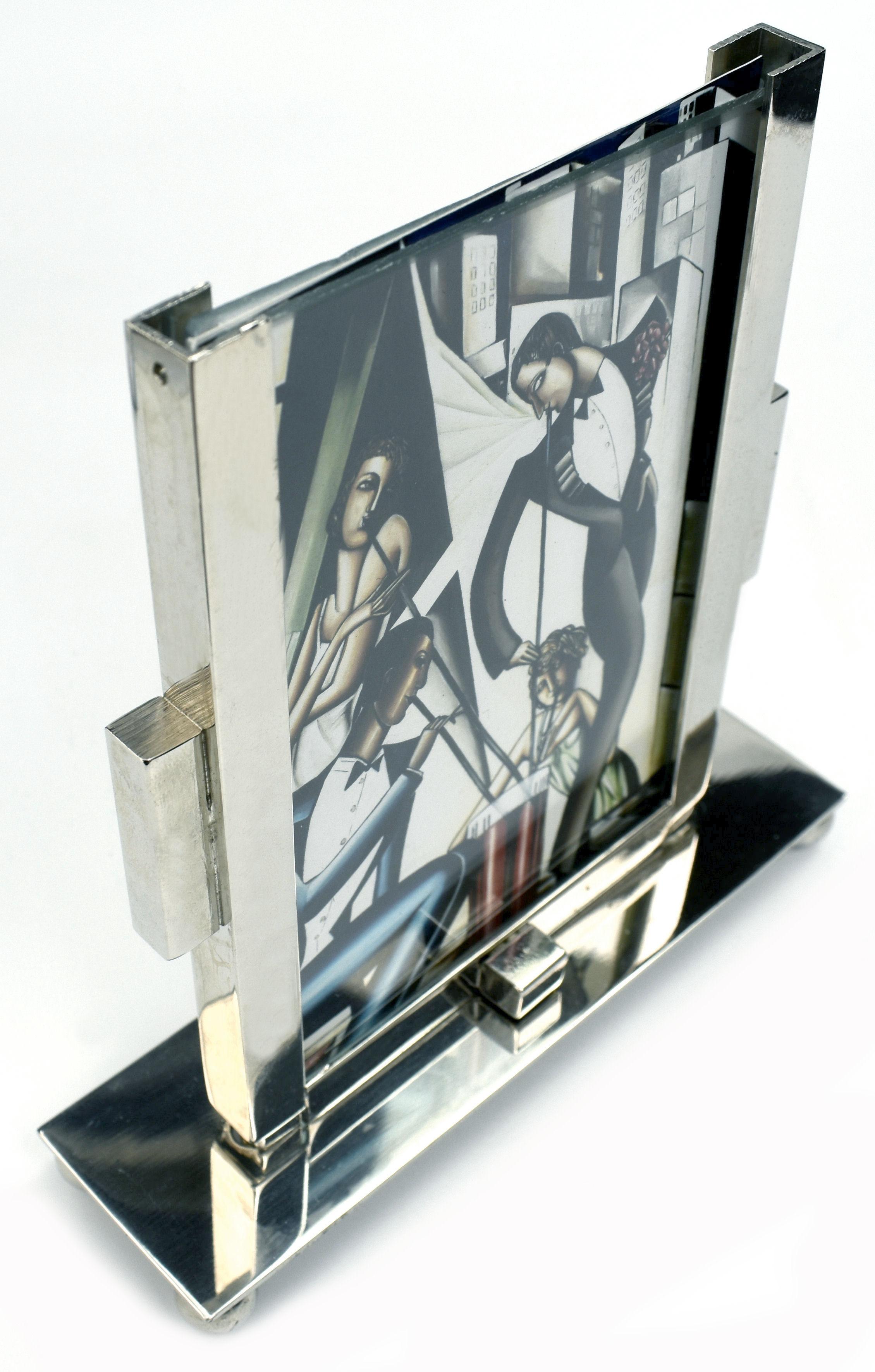 Cadre photo moderniste Art déco des années 1930 très élégant en chrome et verre. Le cadre comporte deux morceaux de verre qui s'insèrent dans le support chromé, ce qui permet d'afficher une image des deux côtés du cadre autoportant. Taille idéale et