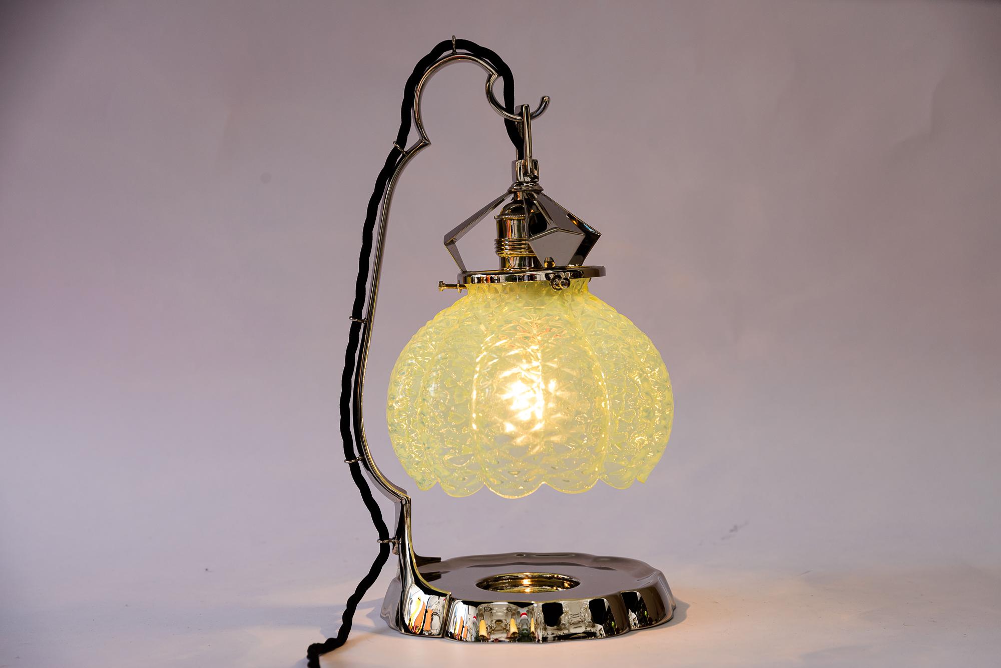 Art Deco Nickeltischlampe mit original Opalglasschirm Wien um 1920 (Messing) im Angebot
