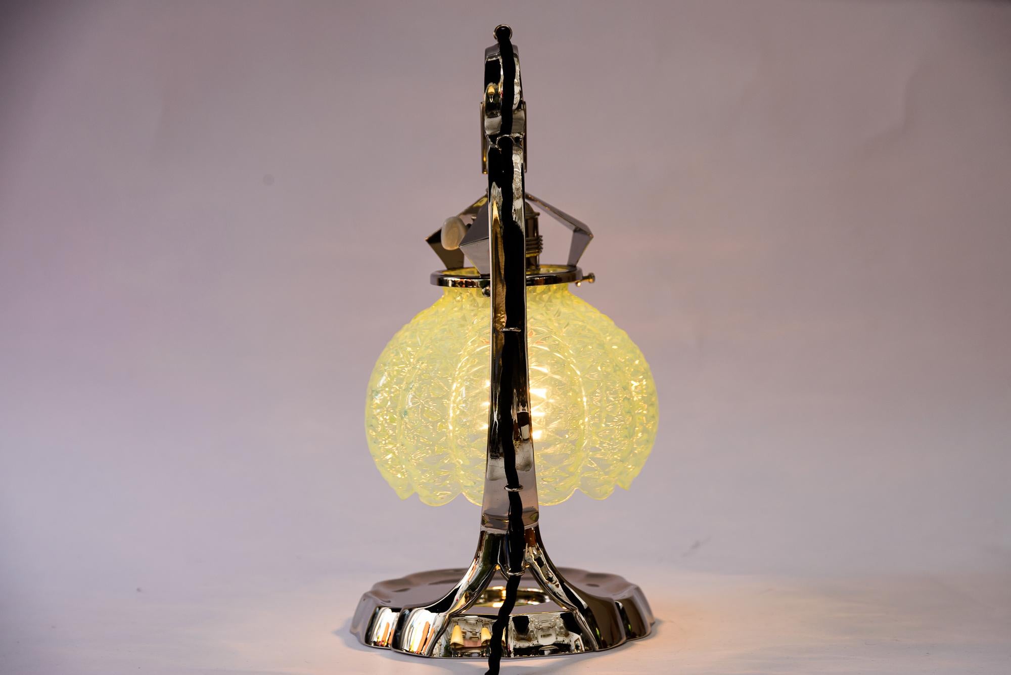 Art Deco Nickeltischlampe mit original Opalglasschirm Wien um 1920 im Angebot 2