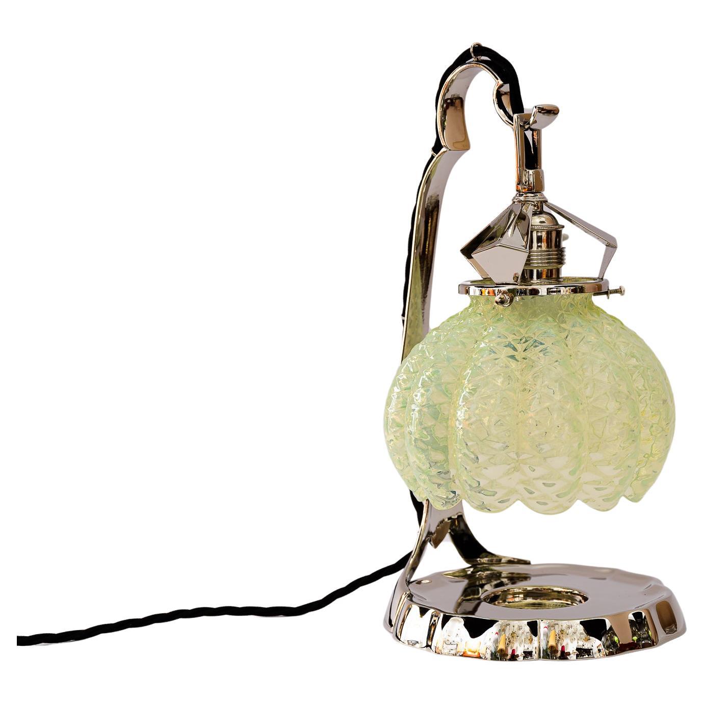Lampe de table Art Déco avec abat-jour original en verre opalin vienna vers les années 1920