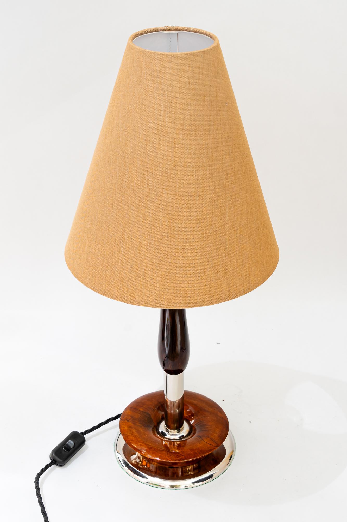 Art Deco Nickel Holz Tischlampe mit Stoffschirm Wien um 1920er Jahre
Poliert 
Der Stoffschirm wird ersetzt ( neu )
Wir haben 2 verschiedene Farben, aus denen Sie wählen können, siehe letzte 4 Bilder