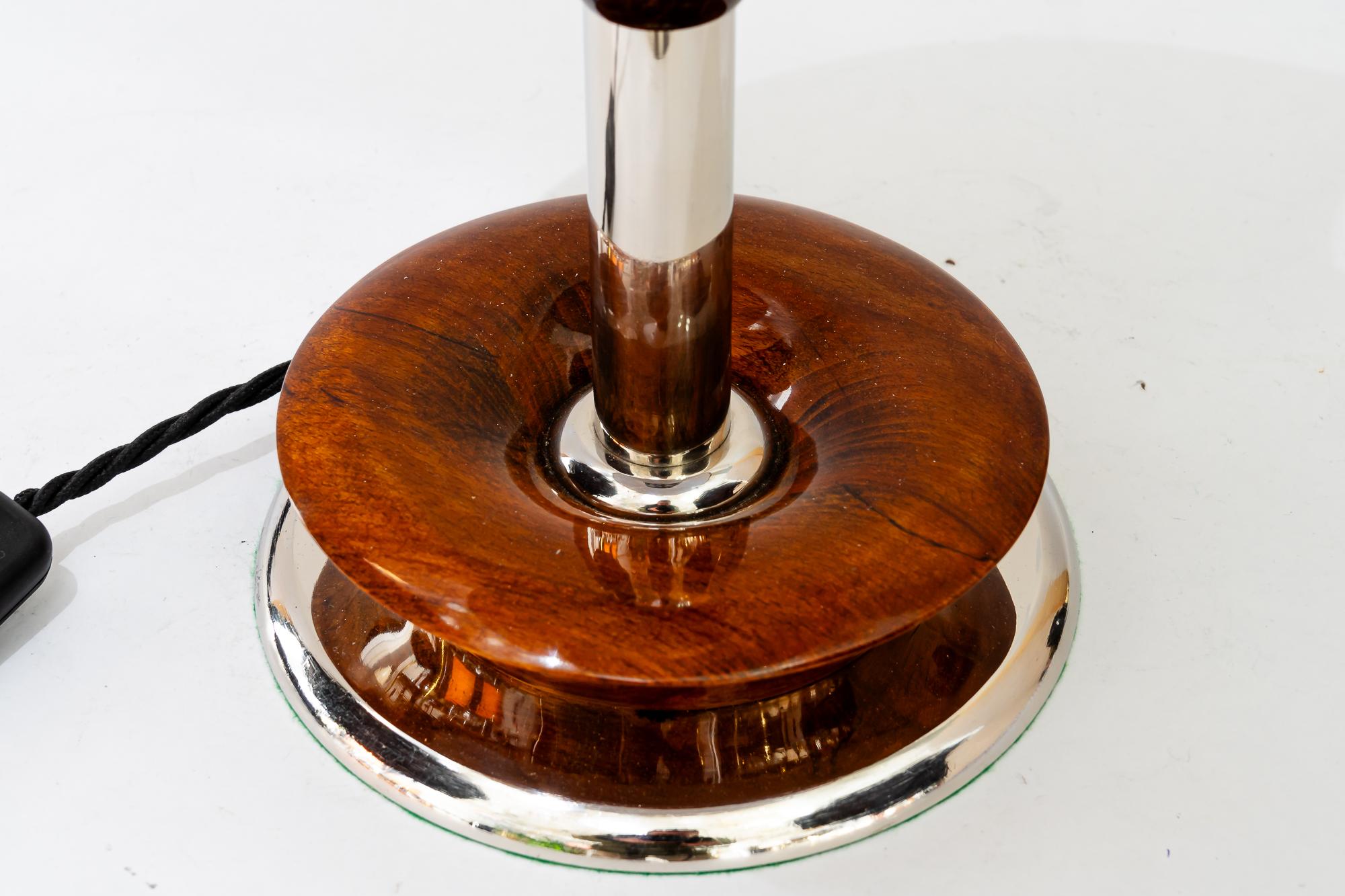 Art Deco Nickel Holz Tischlampe mit Stoffschirm Wien um 1920er Jahre (Lackiert) im Angebot