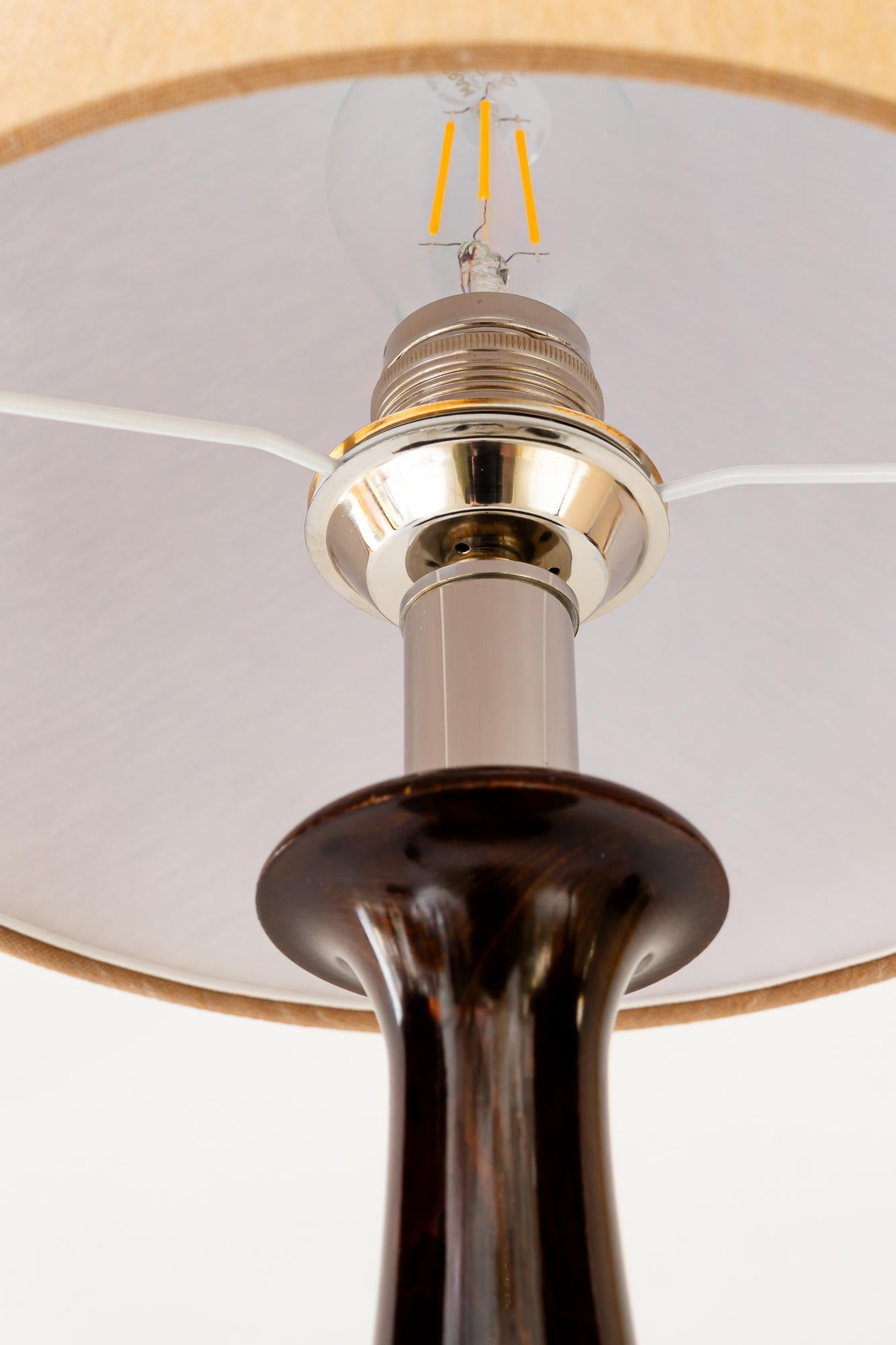 Art Deco Nickel Holz Tischlampe mit Stoffschirm Wien um 1920er Jahre (Frühes 20. Jahrhundert) im Angebot
