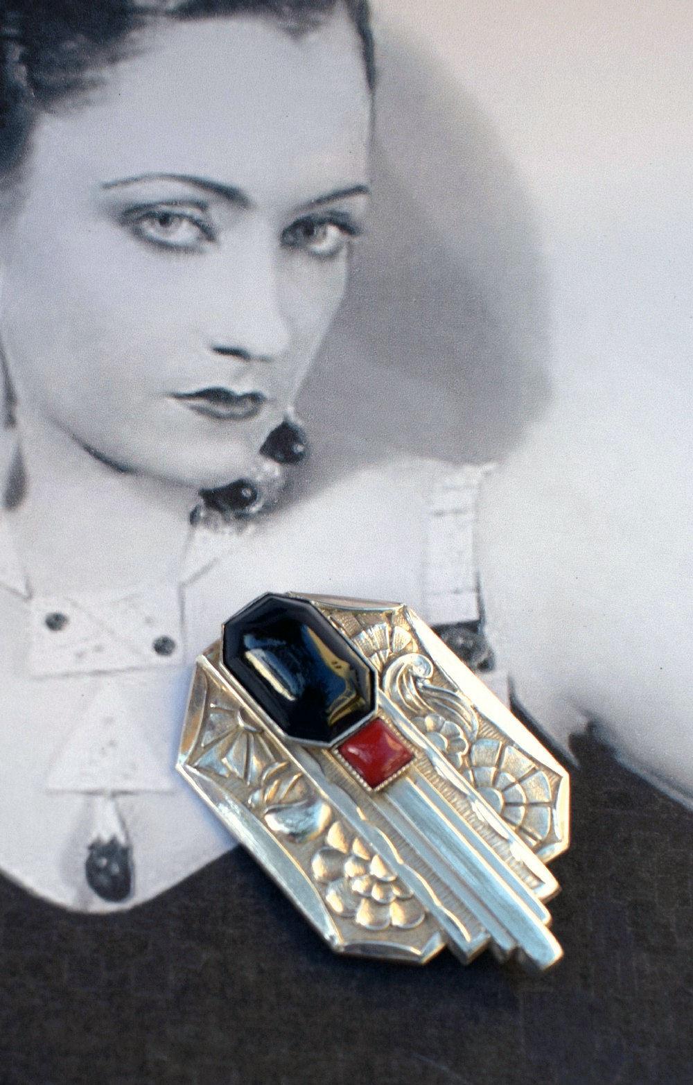 If you appreciate and love Art Deco then you'll understand how wonderful this brooch is. It typifies everything about this era that Art Deco fans admire. Strong swags, swirls and linear lines with bold colouring. Roll over clasp to the reverse. No