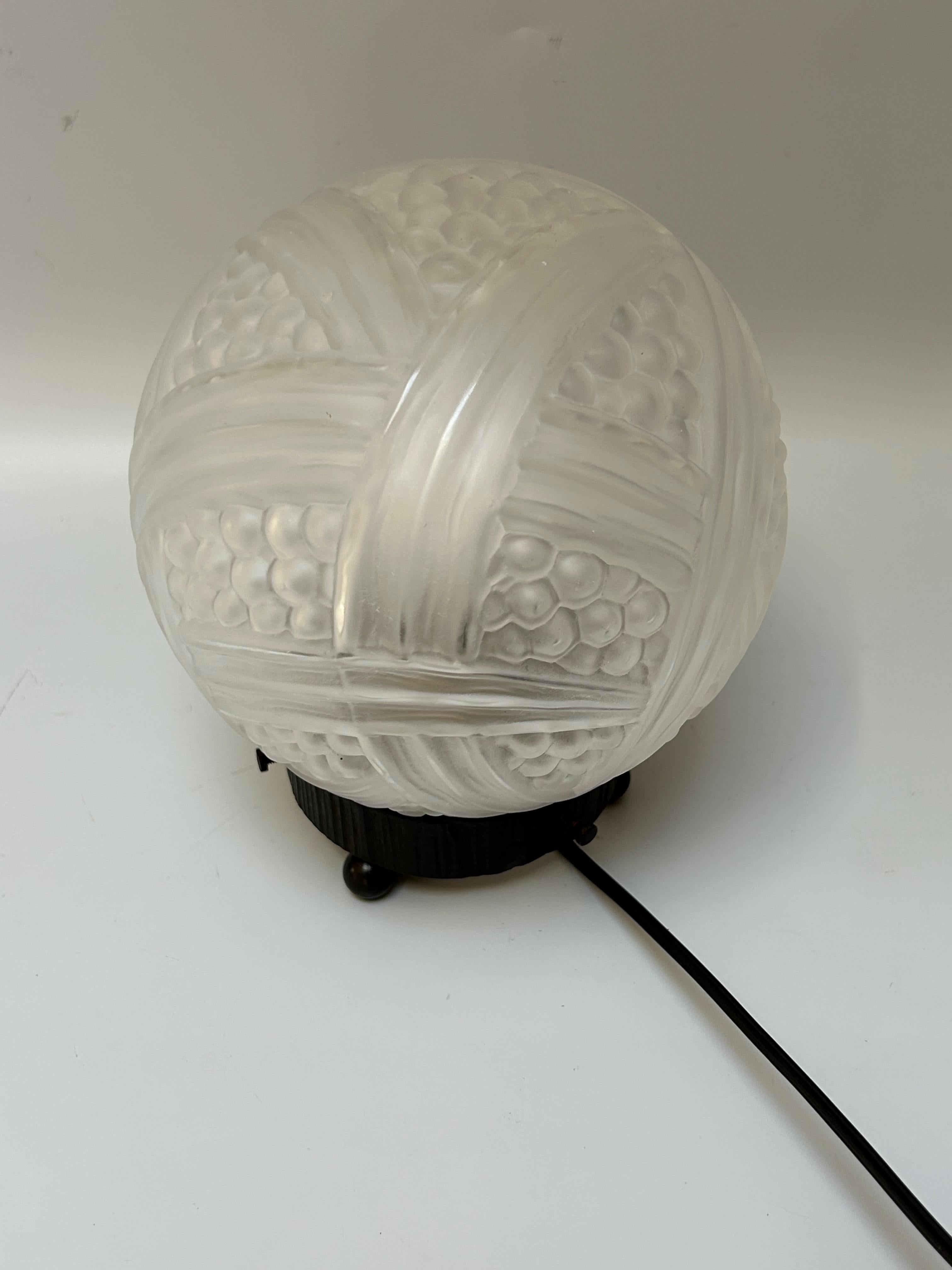 Luce notturna Art Deco del 1930 circa.
Palla in vetro stampato di Hettier & Vincent.
Telaio in ferro battuto.
Elettrificato, presa B22.
In perfette condizioni.

Altezza totale: 16.5 cm
Diametro: 15 cm
Peso: 800 g

Hettier & Vincent
La collaborazione
