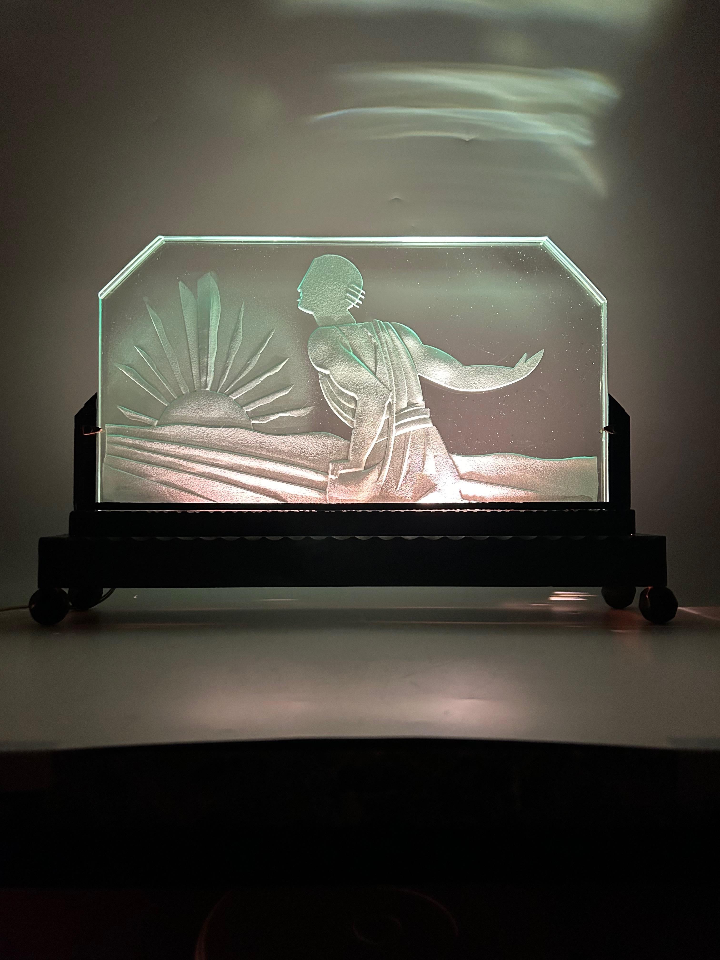 Grande veilleuse art déco circa 1930.
Cadre en fer martelé. Plaque de verre gravée à l'acide.
Dans le style de Hettier & Vincent
Electrifié et en parfait état.

Longueur : 50 cl
Largeur : 10 cm
Hauteur totale : 32,5 cm
Poids : 8 Kg