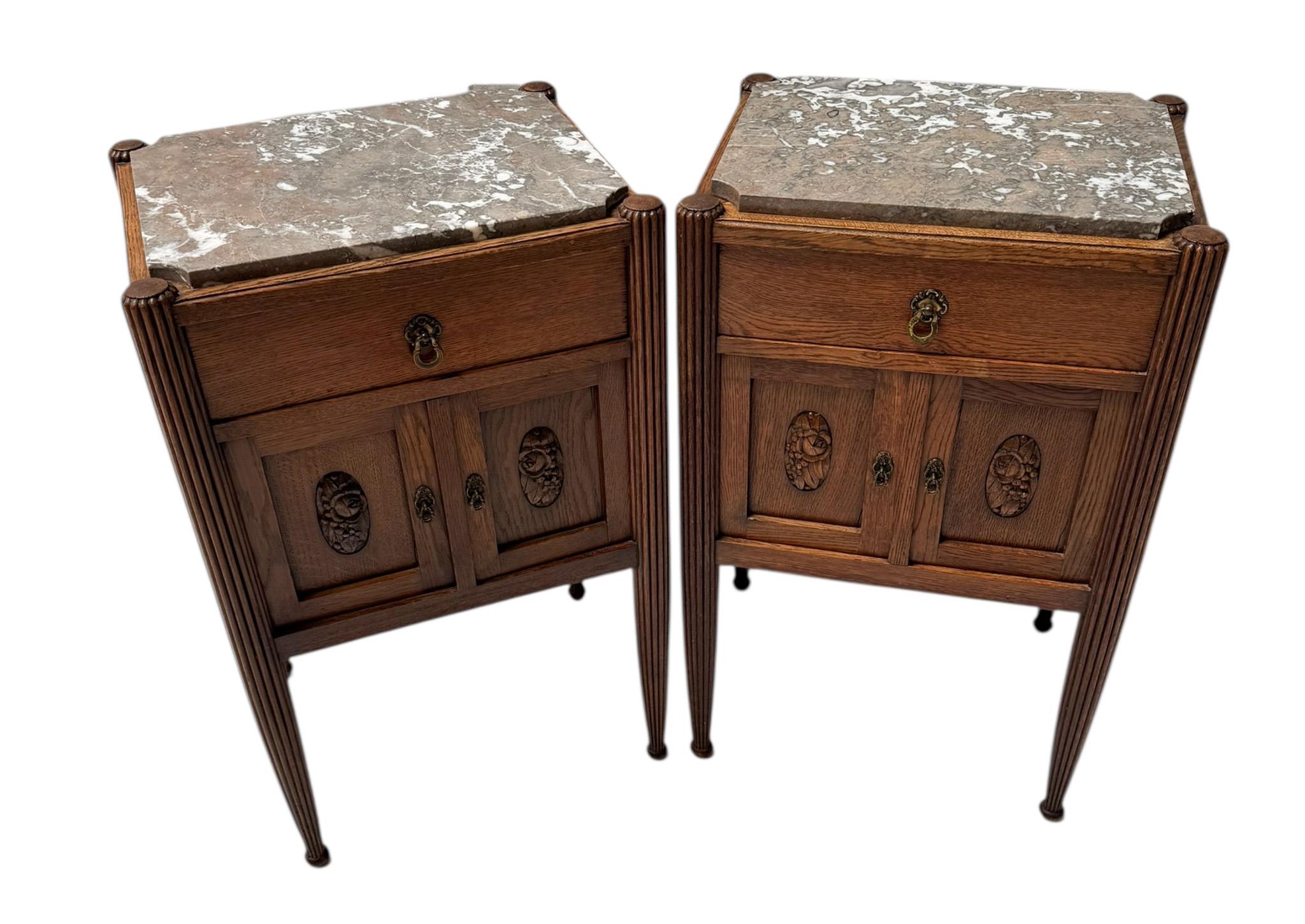 Magnifica e rara coppia di comodini Art Déco.
Un sorprendente design francese del 1930.
Basi in rovere massiccio con quattro ante e due cassetti con maniglie originali in ottone patinato.
Due piani originali in marmo multicolore.
Questa meravigliosa