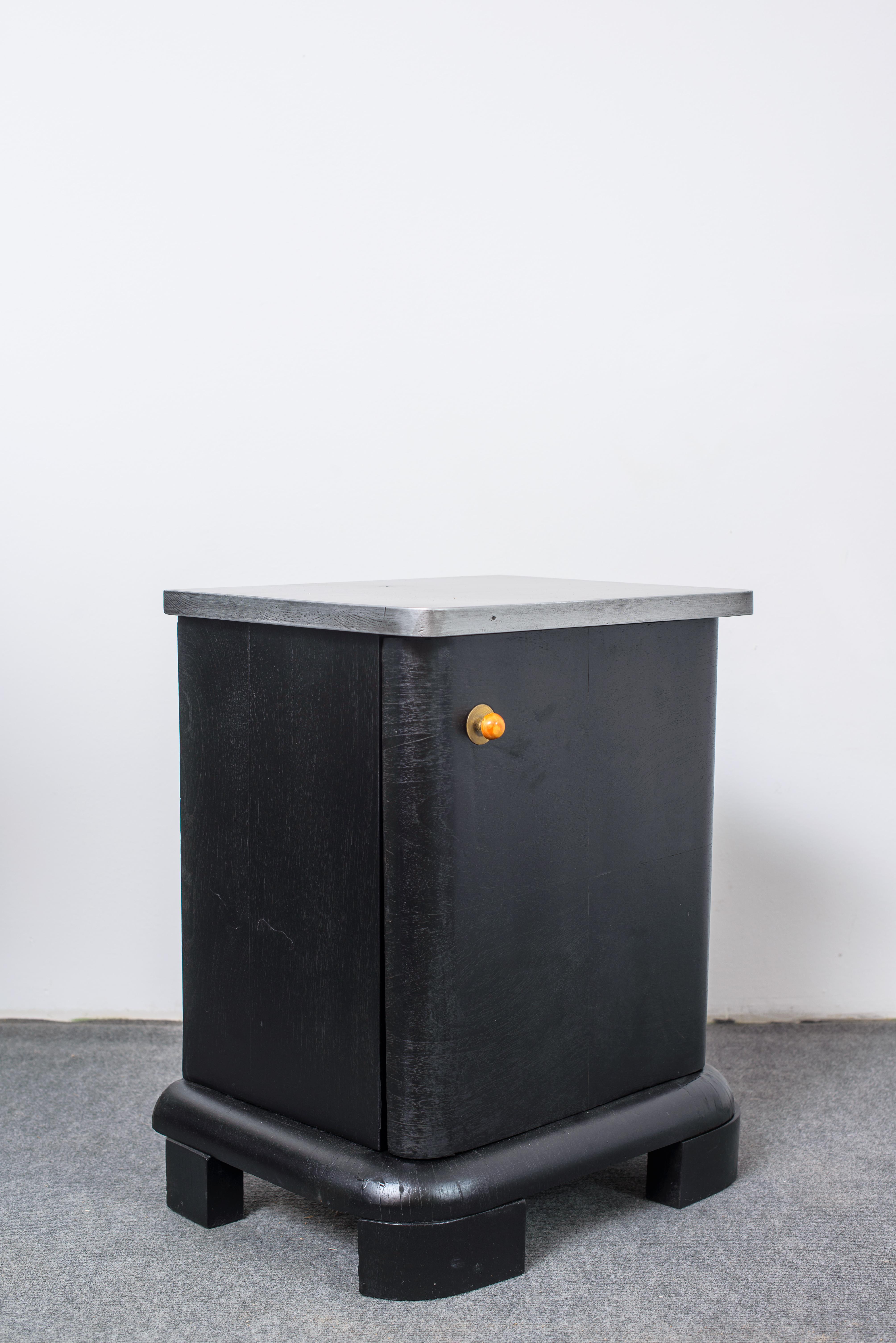 Hungarian painted Art Deco nightstand. Beautiful restored condition.
Silver and black painted.
Single door Hungarian Art Deco nightstand, circa 1930s.