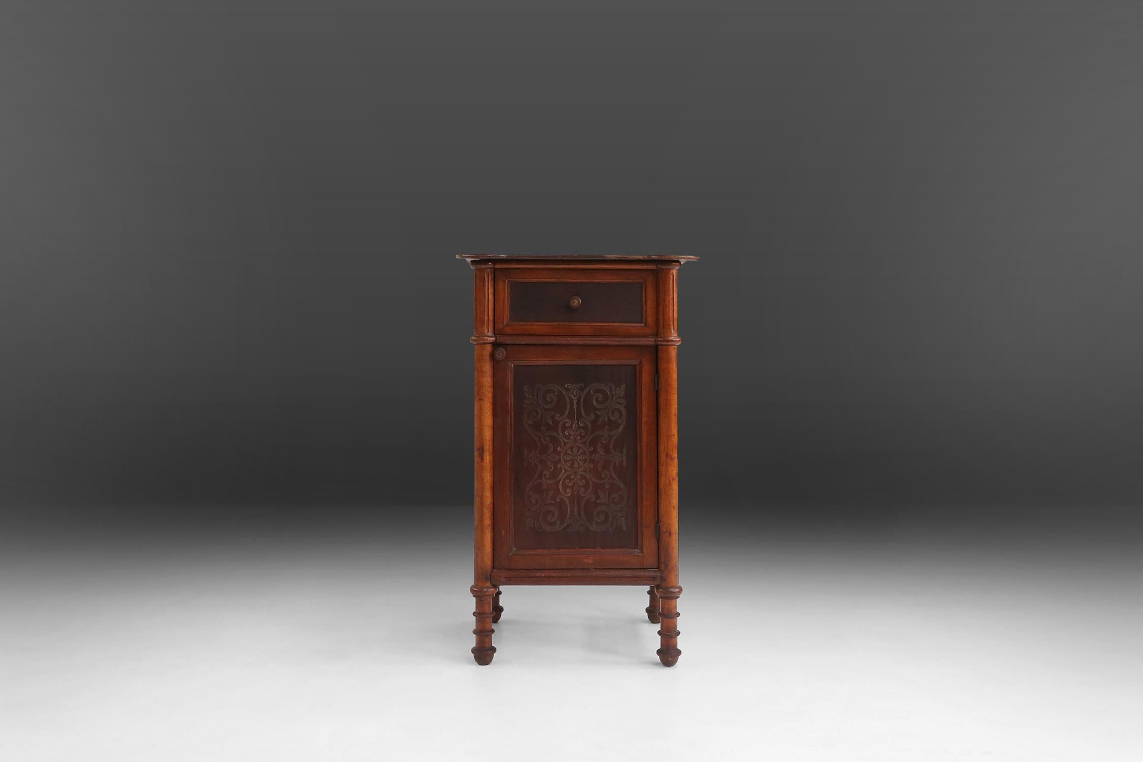 Art Deco nightstand made in Belgium around 1930.
Has some nice sculptural details in the door. Also the legs are beautiful and typical for the Art Deco period.