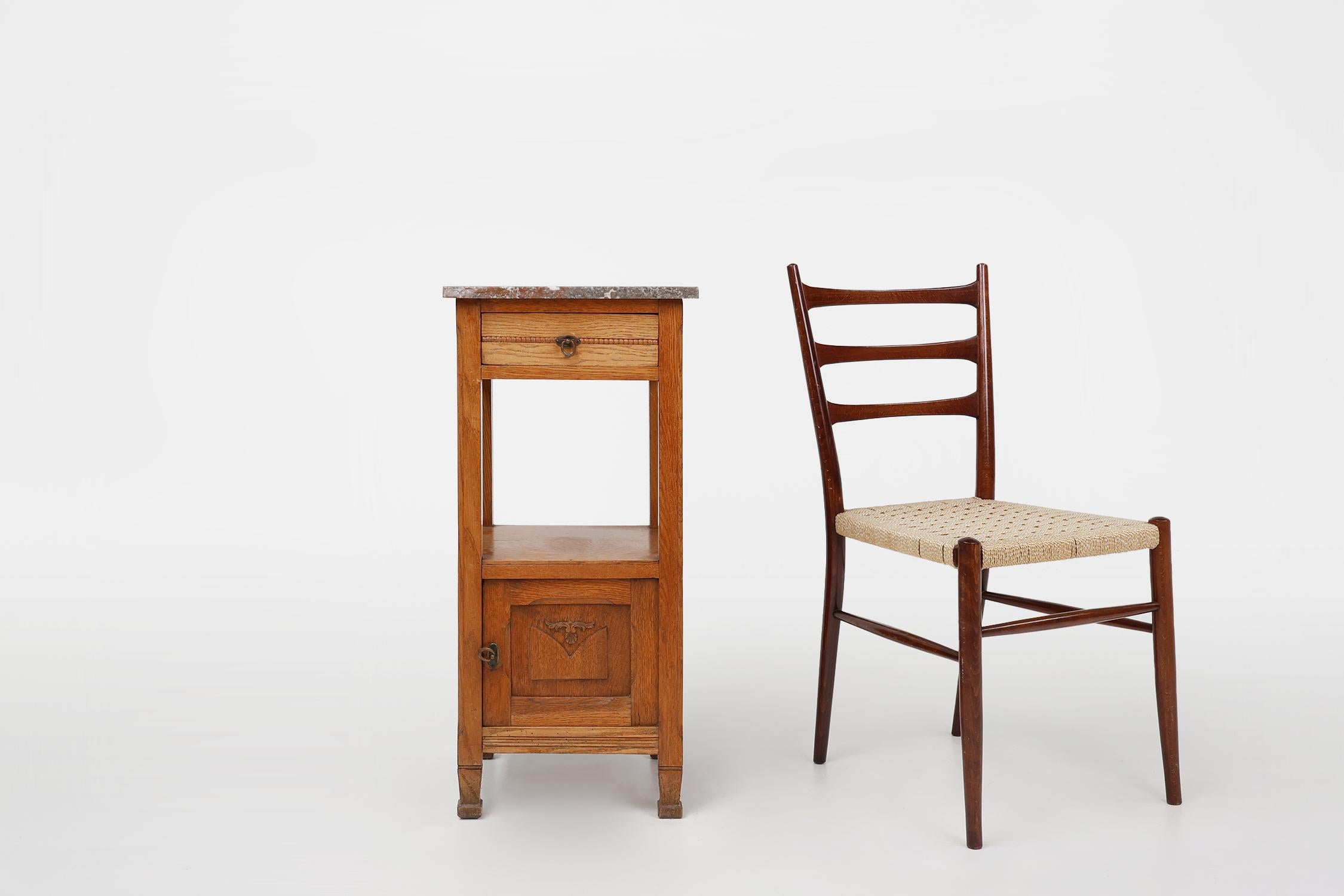 France / 1930 / nightstand / oak, marble / Art Deco / mid-century

Beautiful crafted French Art Deco nightstand with low cabinet and drawer on high legs from the 1930s. This bedside table has an exceptional elegant design and typical Art Deco wood