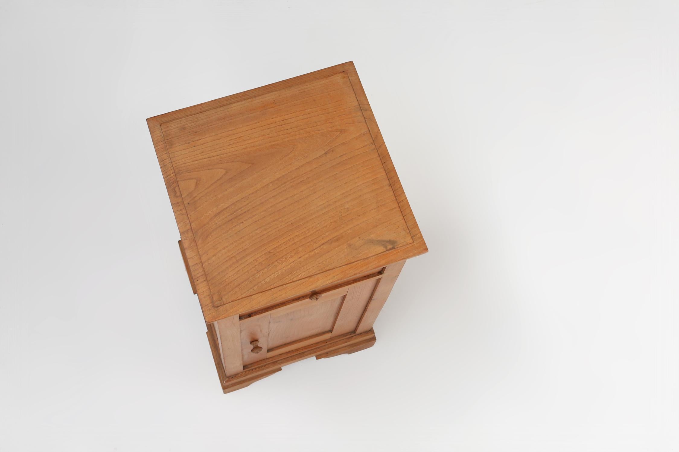 Table de nuit Art déco en bois de pin, France, vers 1930 en vente 3