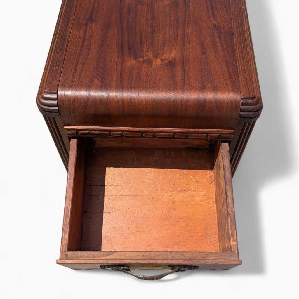 Placage Table de nuit Art déco, bord en cascade, Wood Wood, USA, c. 1930s en vente