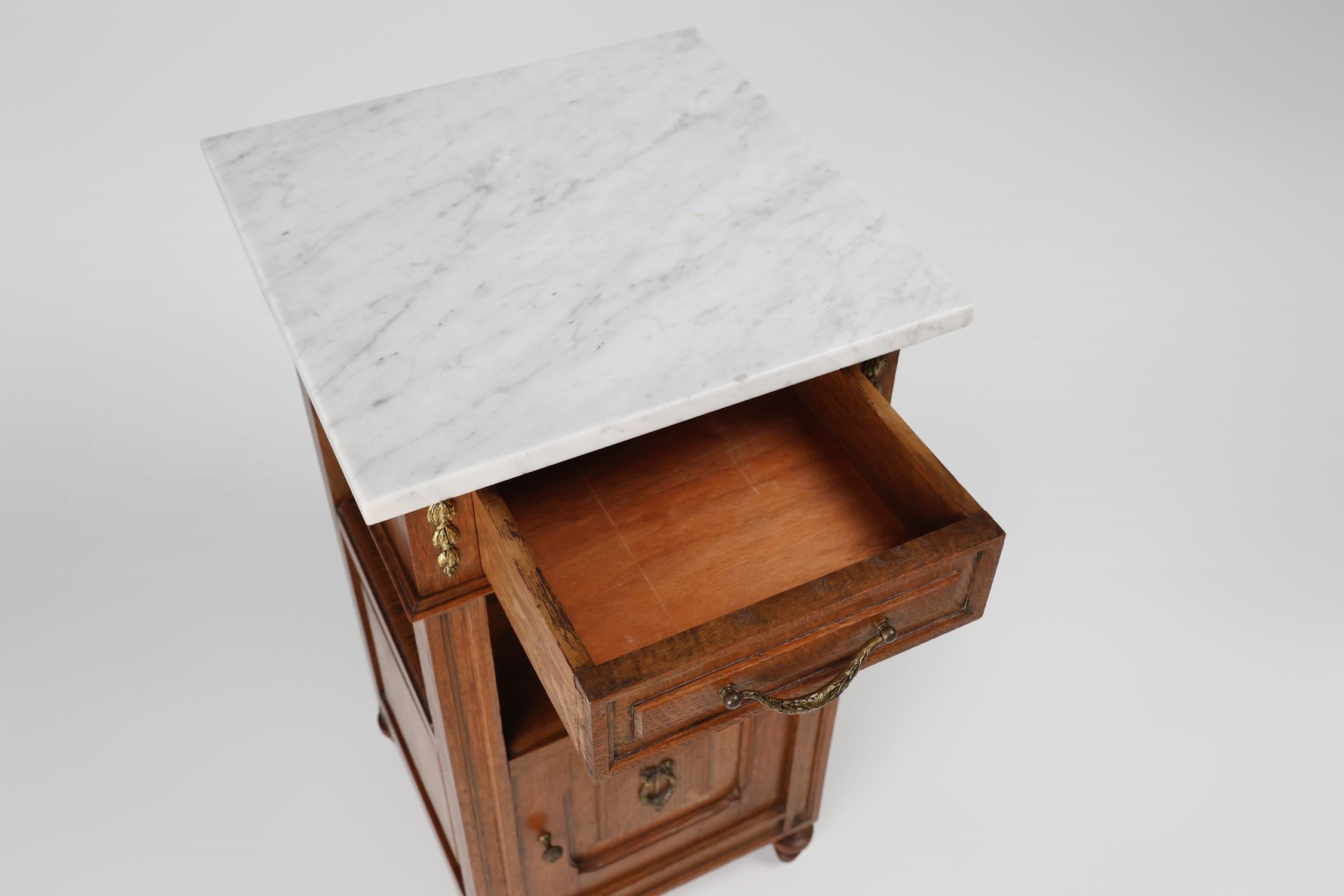 Art Deco nightstand with a Carrara marble top, France ca. 1910 In Good Condition For Sale In Meulebeke, BE