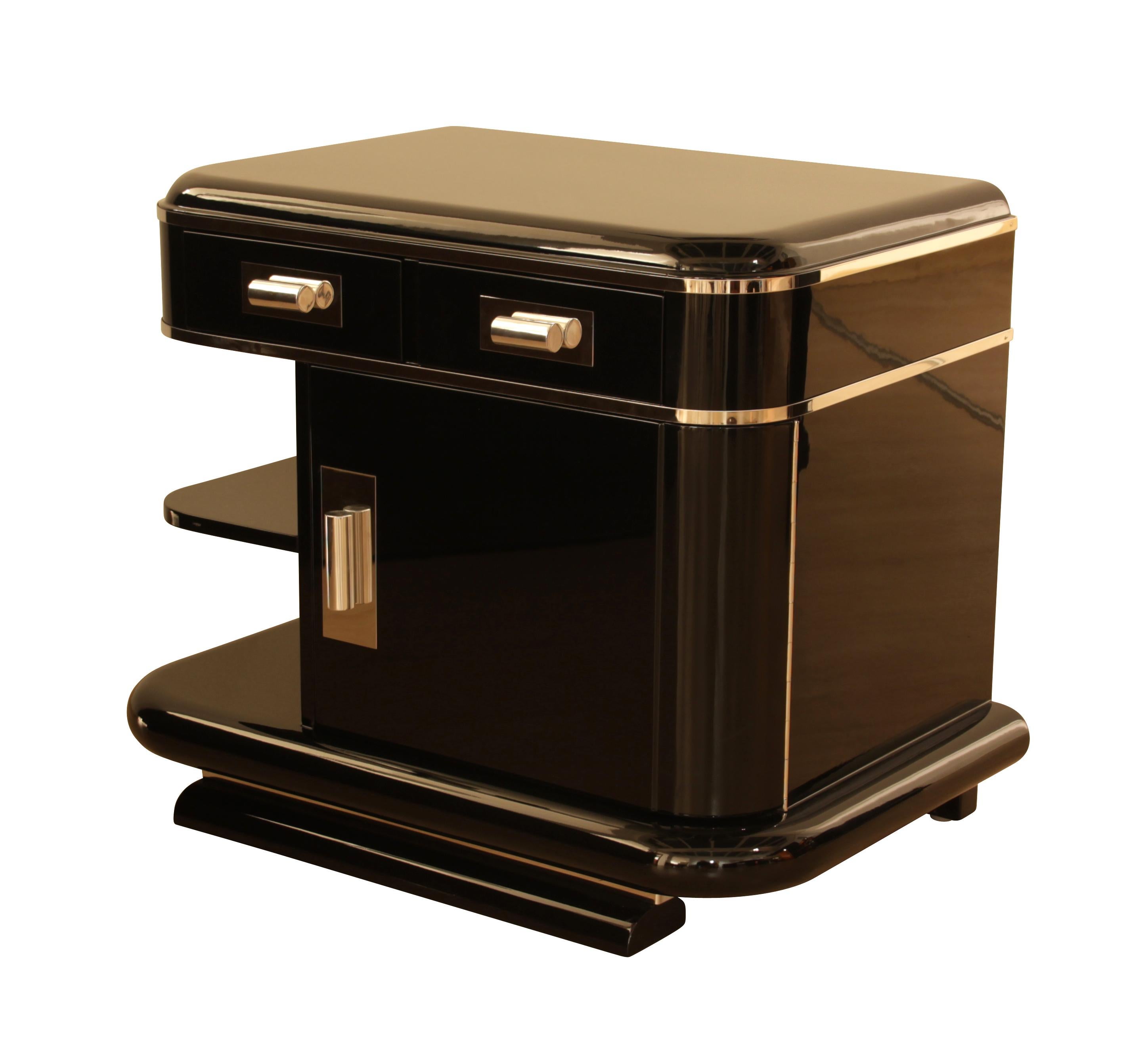 Wonderful pair of elegant Art Deco nightstands or bedside tables.

2 drawers, 1 door and 2 open shelves.

The walnut wood has been elaborately lacquered and polished in black (piano lacquer).

On the inside it is walnut veneered and also