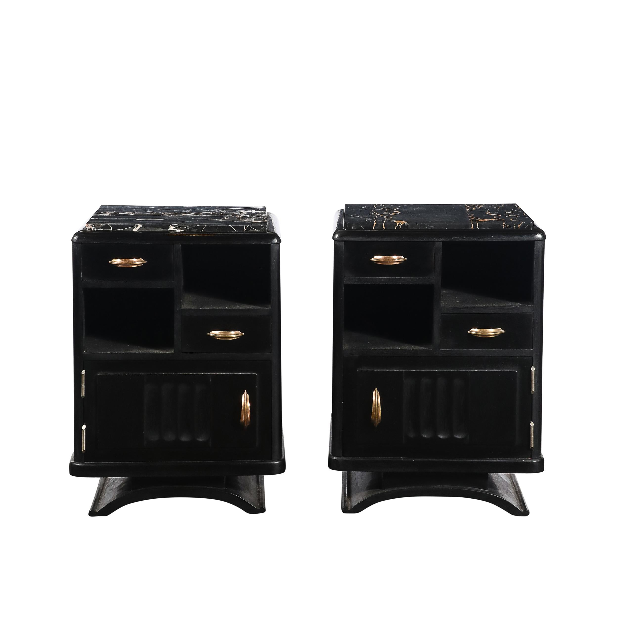 Cette paire sophistiquée de tables de nuit Art déco, fabriquée en France vers 1935, présente l'élégance épurée et les matériaux luxueux caractéristiques de l'époque. Alliance parfaite de la forme et de la fonction, ces tables de nuit sont finement