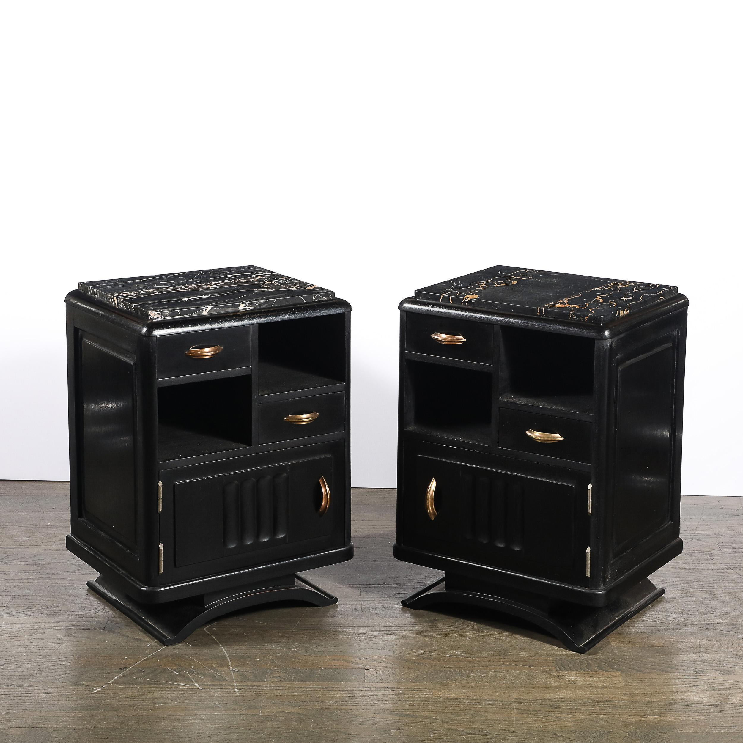 Français Tables de nuit Art Déco en noyer ébonisé avec plateaux en marbre de Porto Poignées en bronze en vente