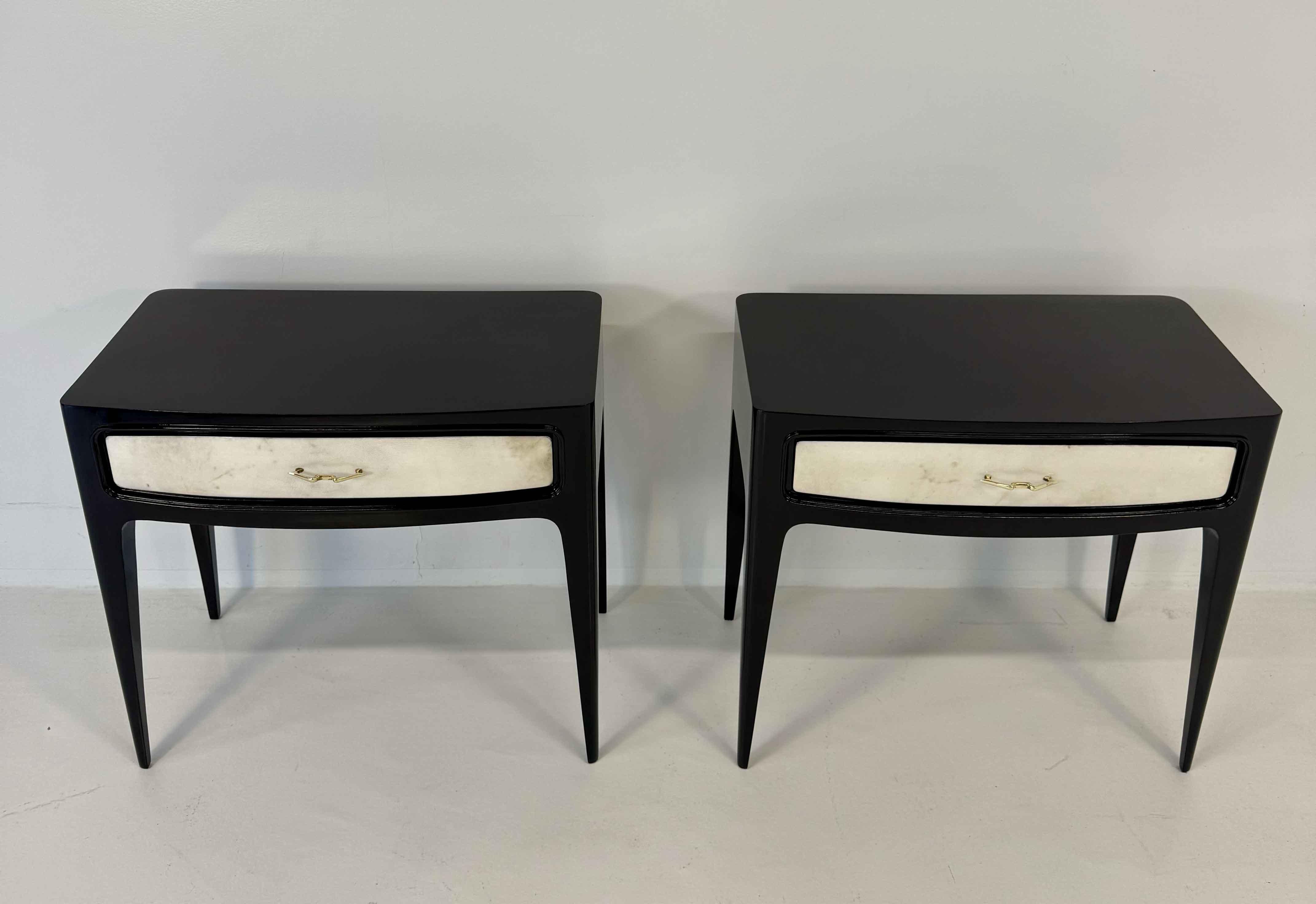 Art déco Tables de nuit Art Déco en parchemin et laque noire, années 40, Attr. Paolo Buffa en vente