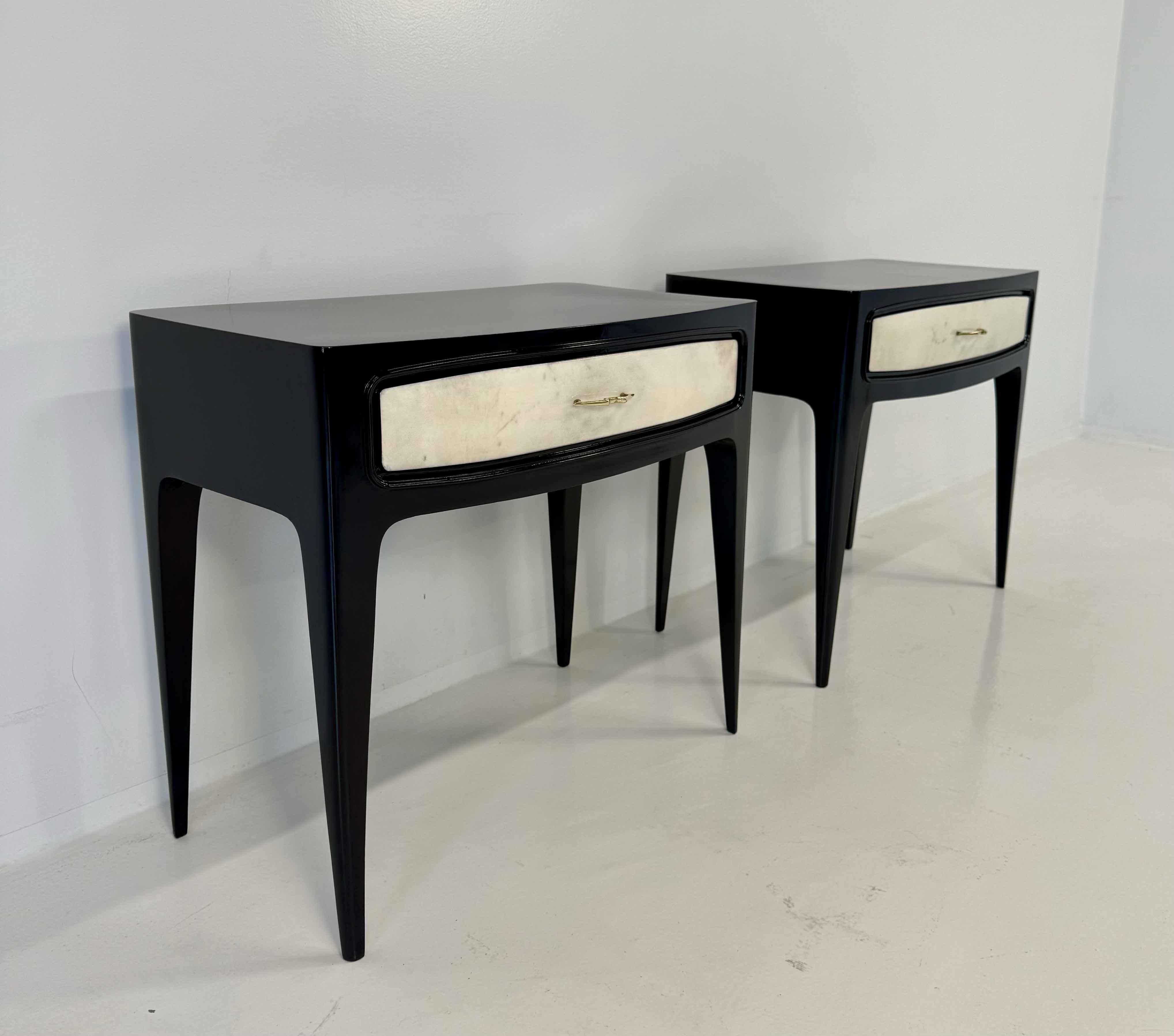 italien Tables de nuit Art Déco en parchemin et laque noire, années 40, Attr. Paolo Buffa en vente