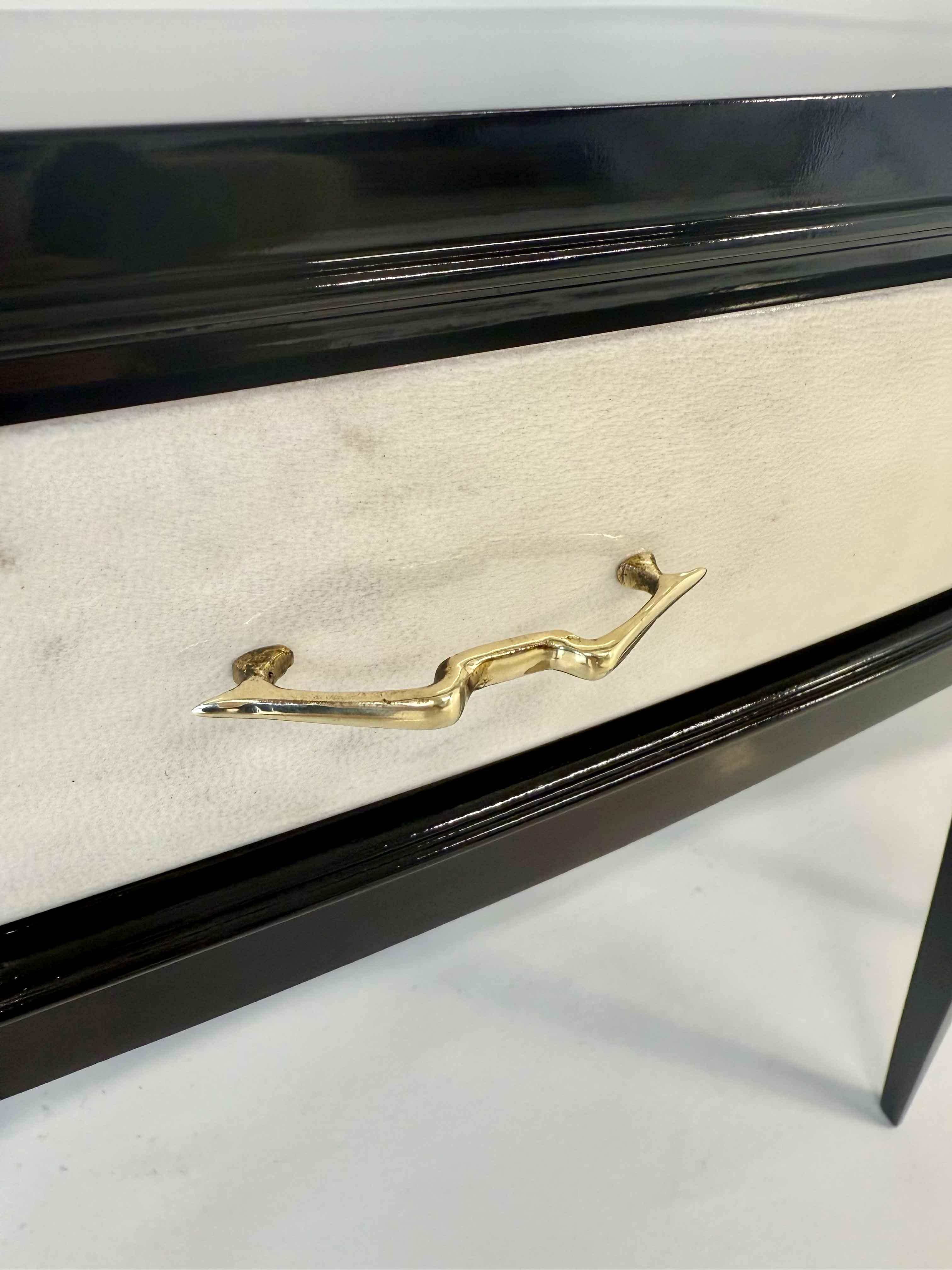 Milieu du XXe siècle Tables de nuit Art Déco en parchemin et laque noire, années 40, Attr. Paolo Buffa en vente